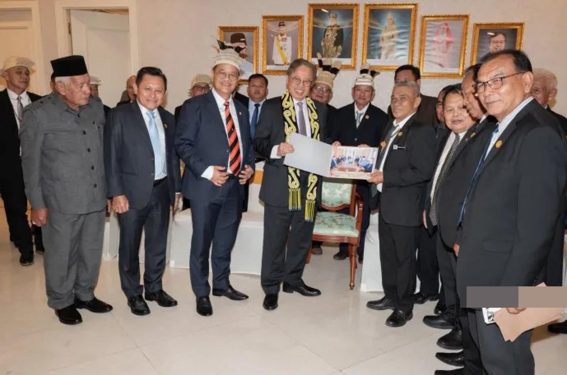 阿邦佐哈里（左4）在2025年11月26日拜访期间，接过来自布拉甲-摩利地区社区及村庄领袖的赠礼。