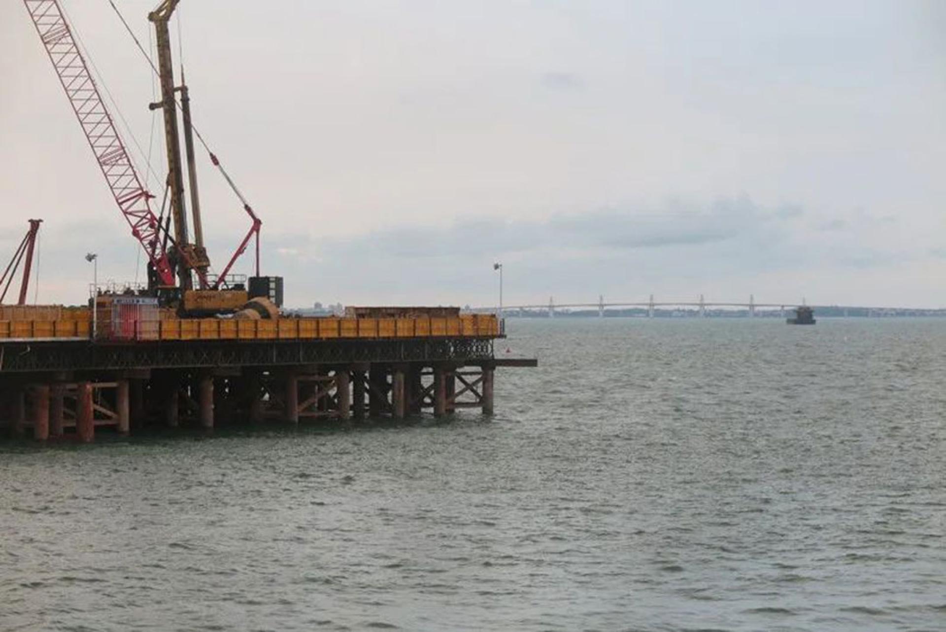 从厦金大桥施工平台，可远眺金门大桥。