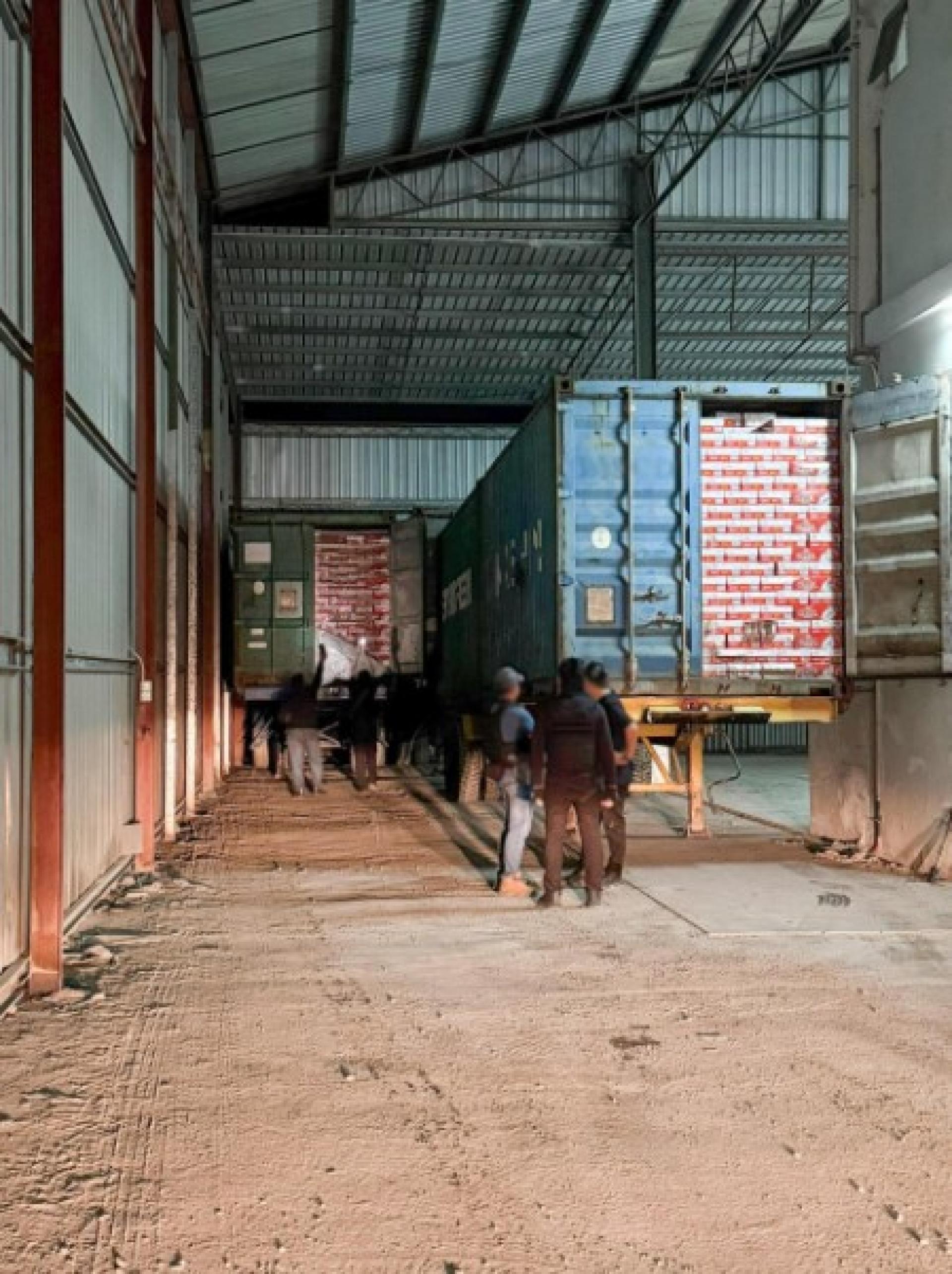 关税局起获逾10万4544公升疑为进口违禁烈酒，并扣查6个20尺集装箱。