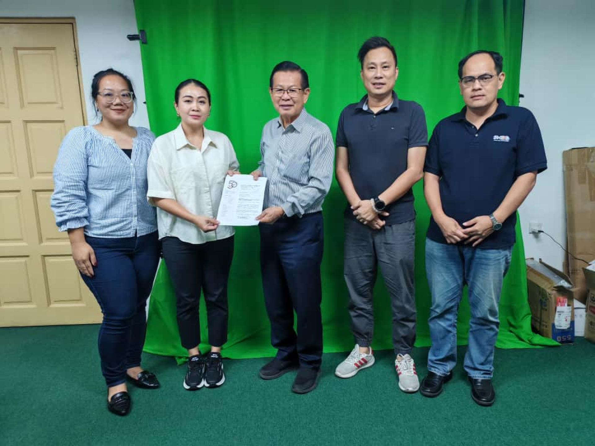 北砂新闻从业员协会副秘书兼筹备会主席诺丽查（左2）移交邀请函予砂交通部长拿督斯里李景胜。左为北砂新协秘书珍妮花，右起为北砂新协财政杨万勇及北砂新协会长蔡传晋。