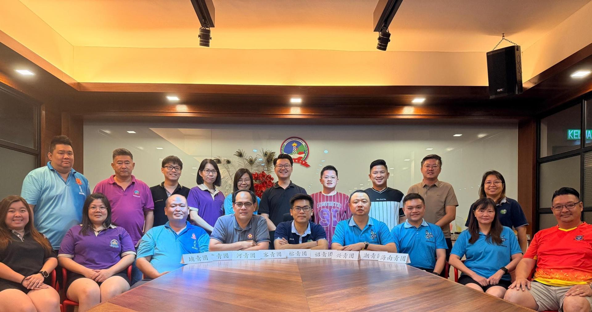 全体出席会议者合照。坐者右4起为美里诏安会馆青年团团长许伟强、美里福州公会青年团团长罗立原、美里客家公会青年团团长杨万勇及美里河婆同乡会青年团团长张鸿庆。