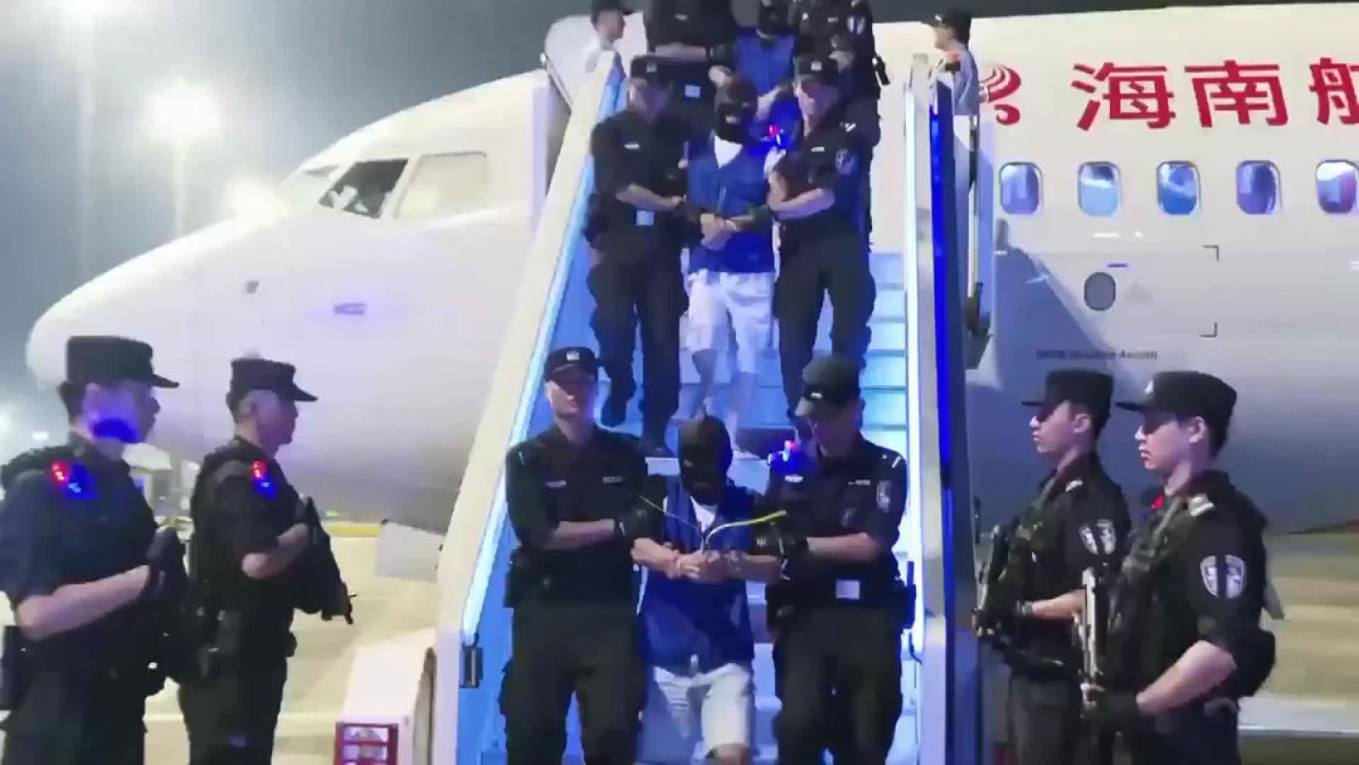 11名嫌犯从马来西亚被押解回中国。