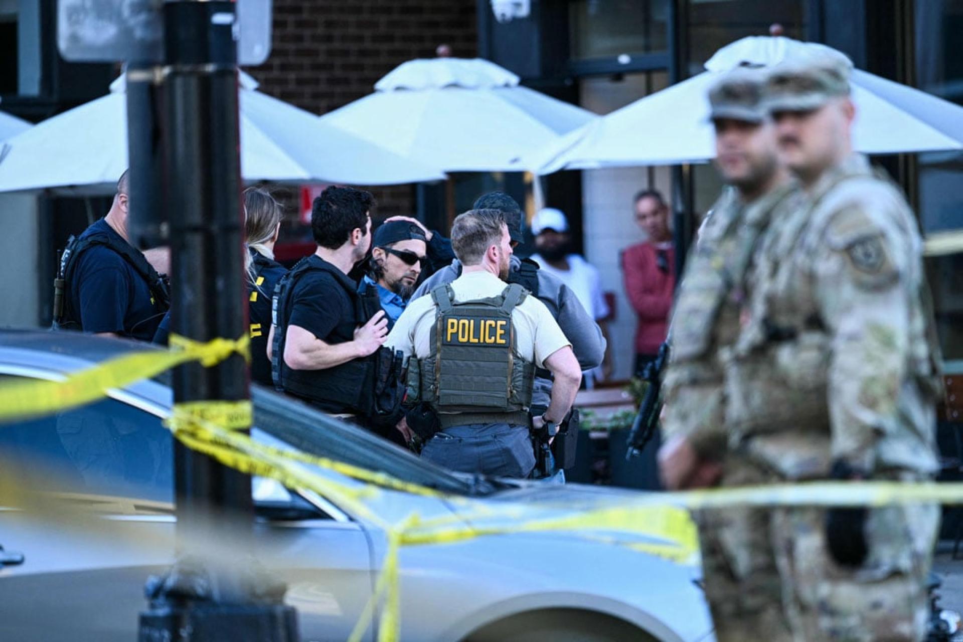 执法人员封锁案发地区。