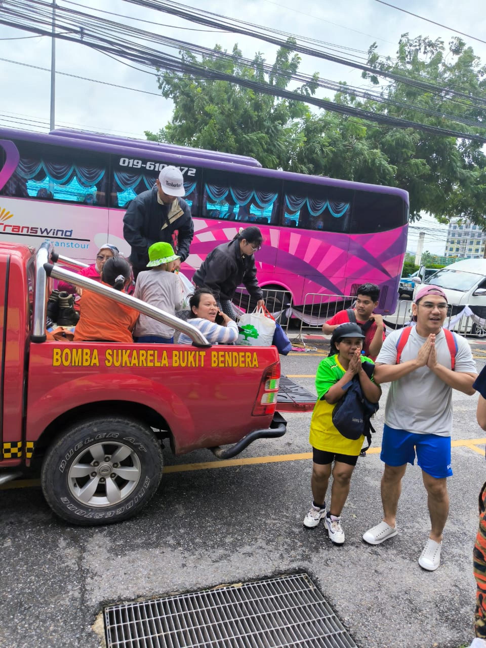 泰国居民向升旗山义务消防队道谢。