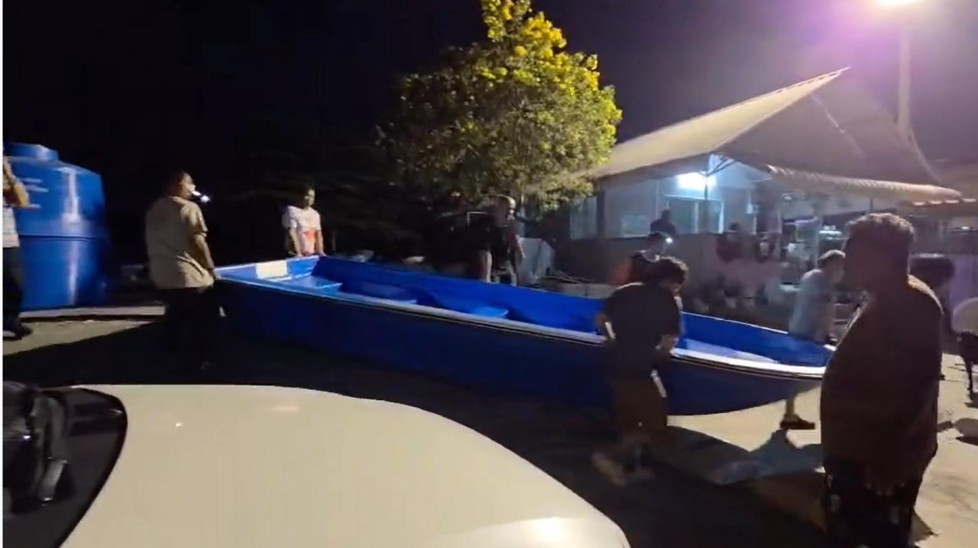 大马籍出家人 ack Loke 法师号召大马及其他国外信徒，在短时间内筹集10万泰铢（逾1万2000令吉），购买一艘救生艇布施予合艾救援队供救灾。