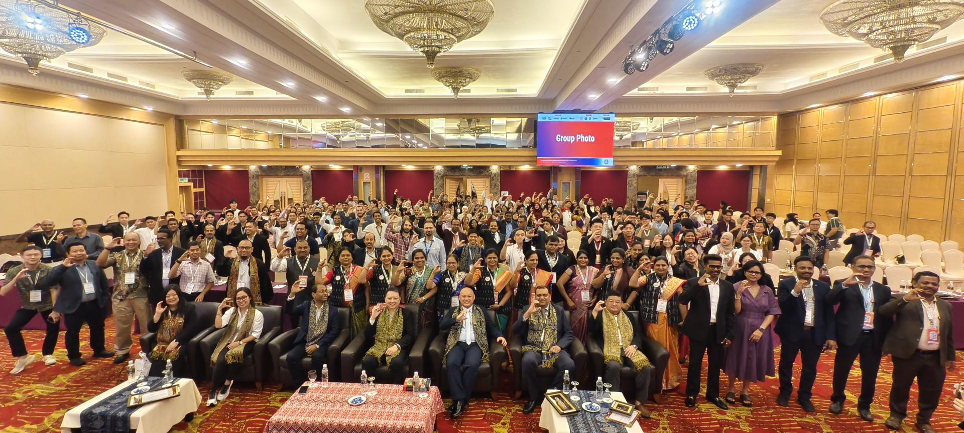 第17届国际材料、加工与表征大会（ICMPC 2025）开幕嘉宾和与会者大合照。前排左3起为筹委会主席苏然德博纳特教授，开幕主宾砂旅游部副部长拿督陈超耀律师的代表美里市议员谢家樑，以及科廷大学马来西亚分校副校长、校长兼首席执行员李建全教授。