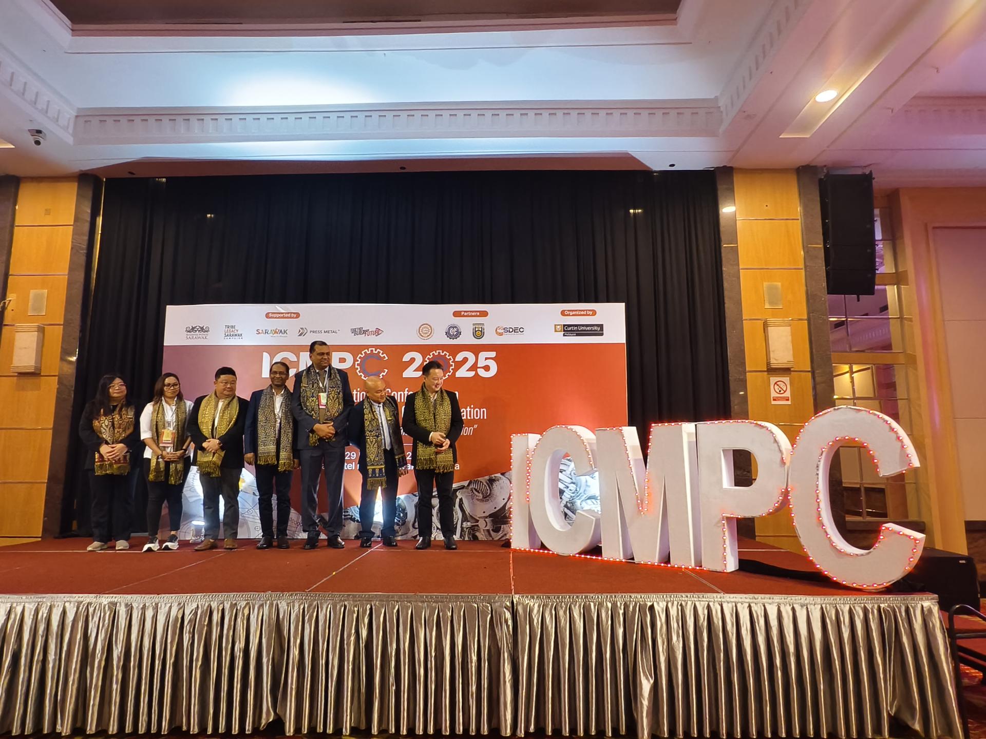 砂旅游部副部长拿督陈超耀的代表美里市议员谢家樑（右1）为第17届国际材料加工与表征会议主持开幕仪式。