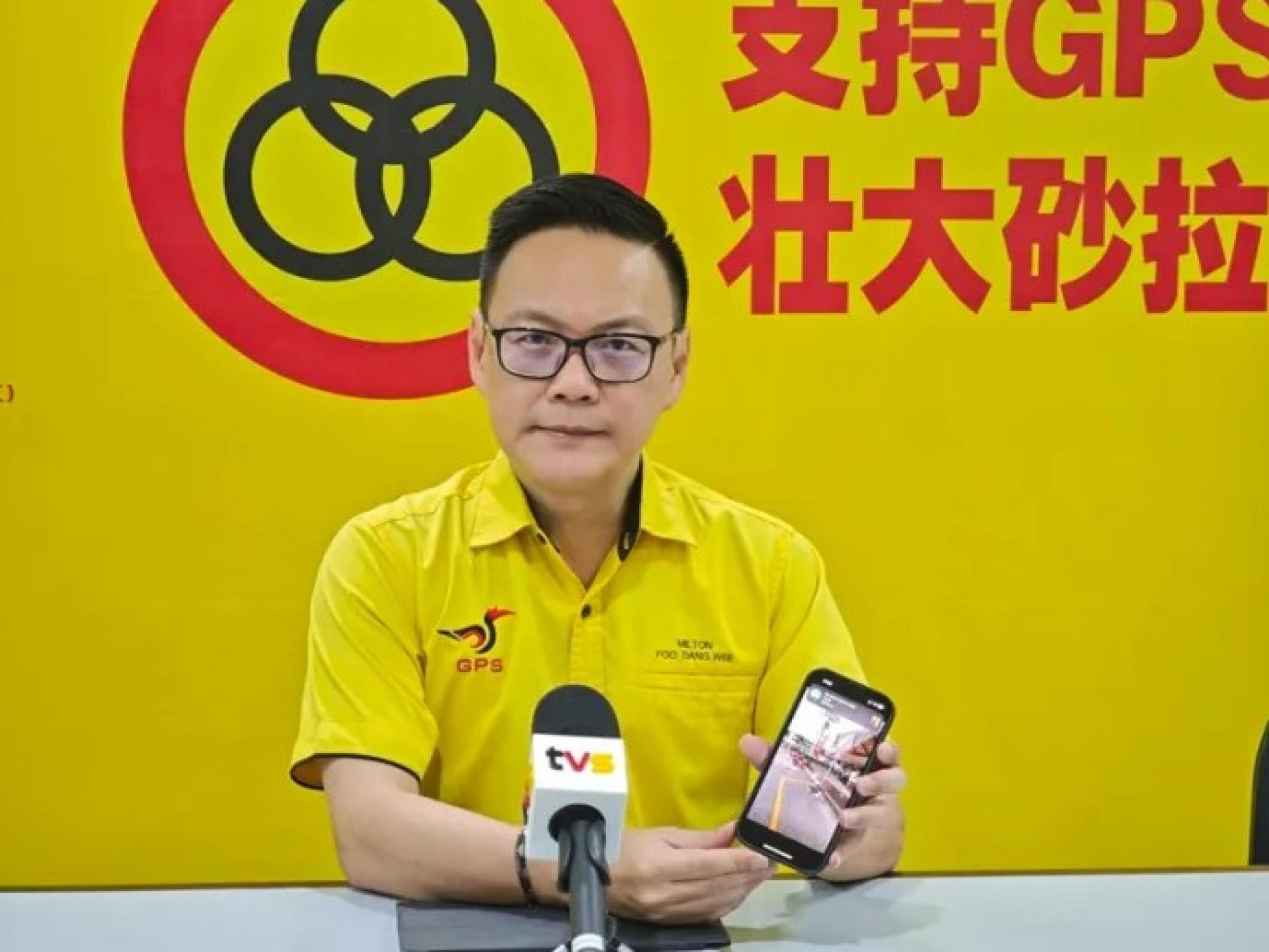 2025年11月27日，符祥威在古晋人联党总部记者会上，展示一名受困于合艾水灾的砂拉越人传来的照片。