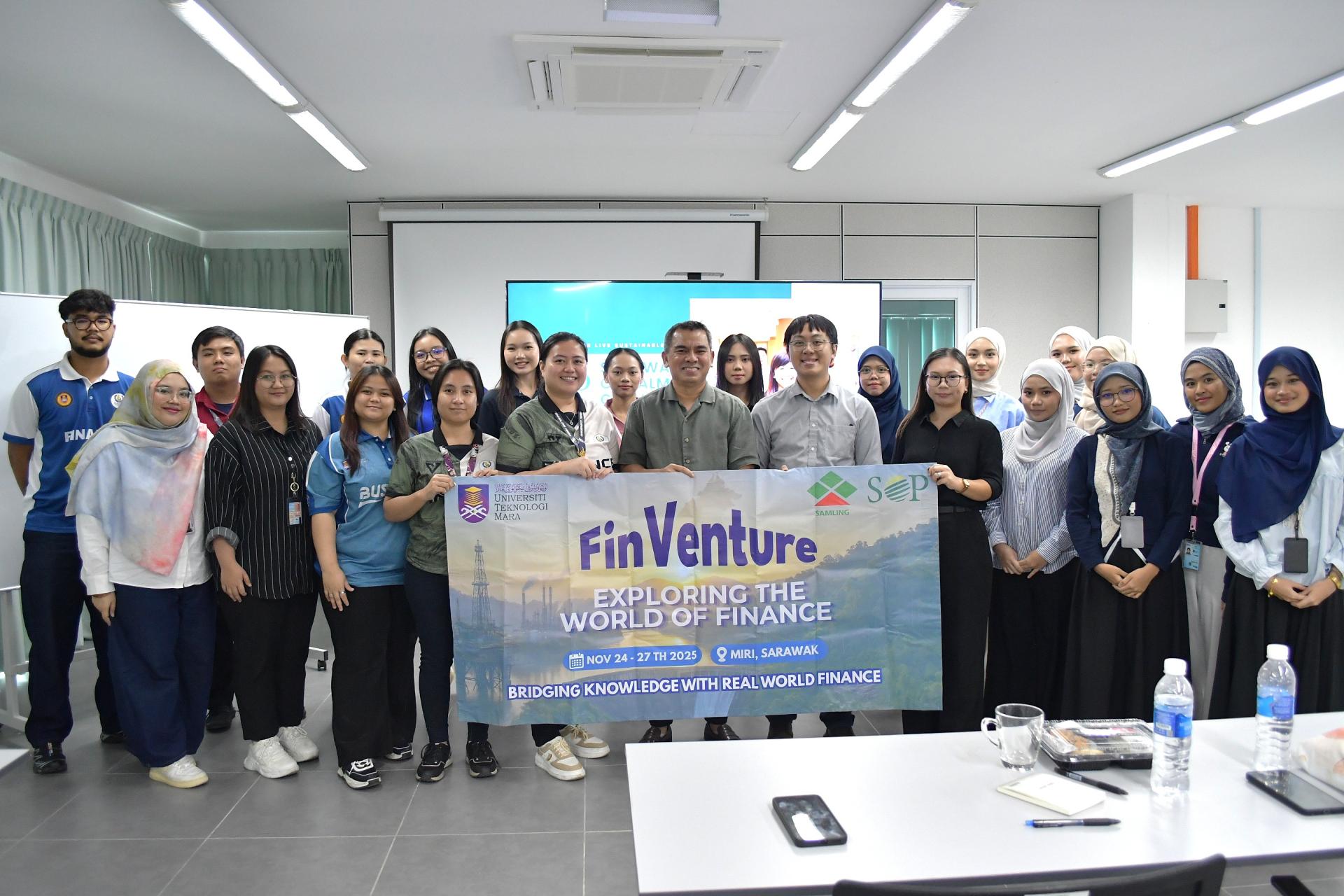 砂拉越油棕集团（SOP）团队与玛拉工艺大学（UiTM）三马拉汉学生合影。