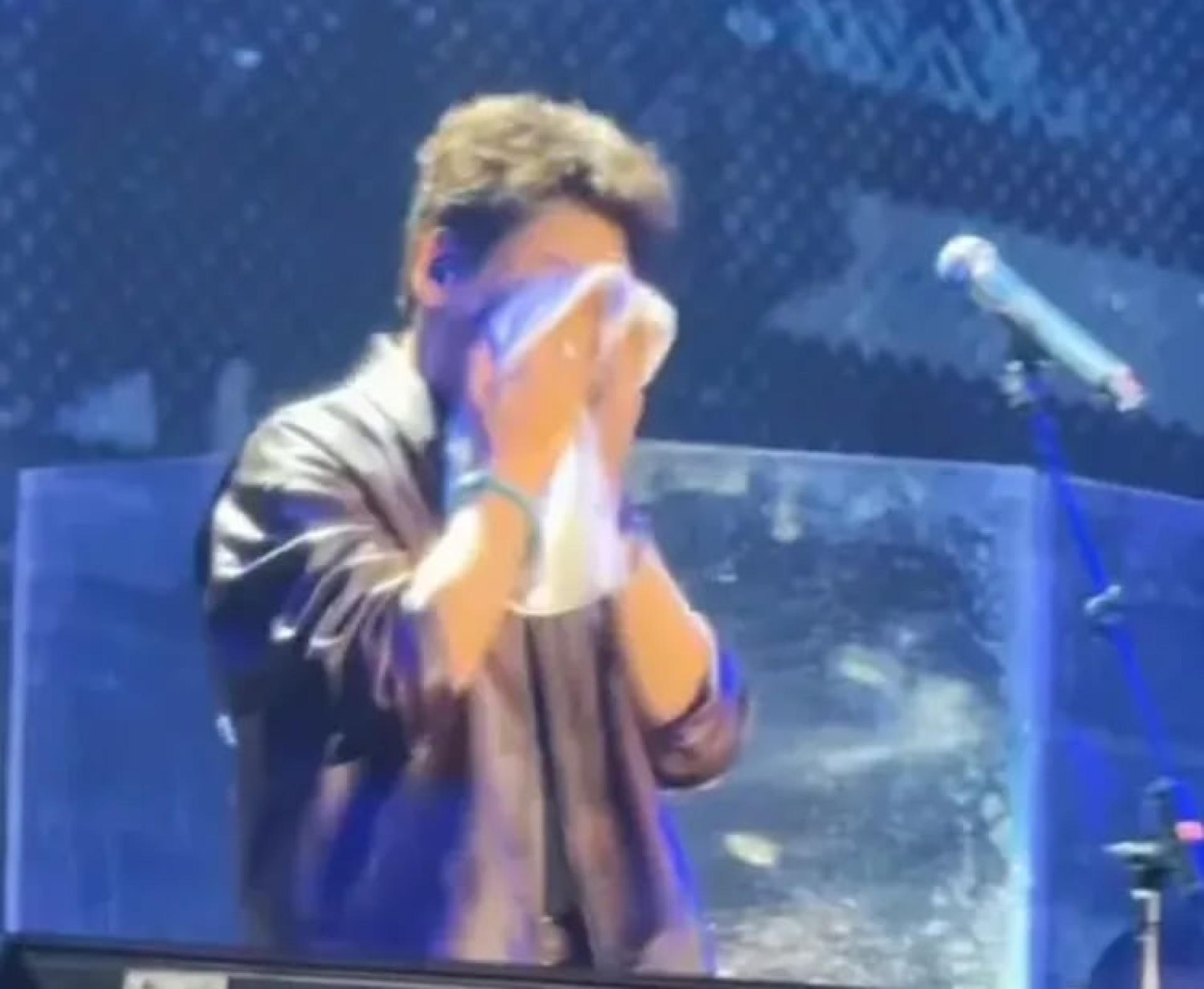 朱孝天日前开唱痛哭拭泪。