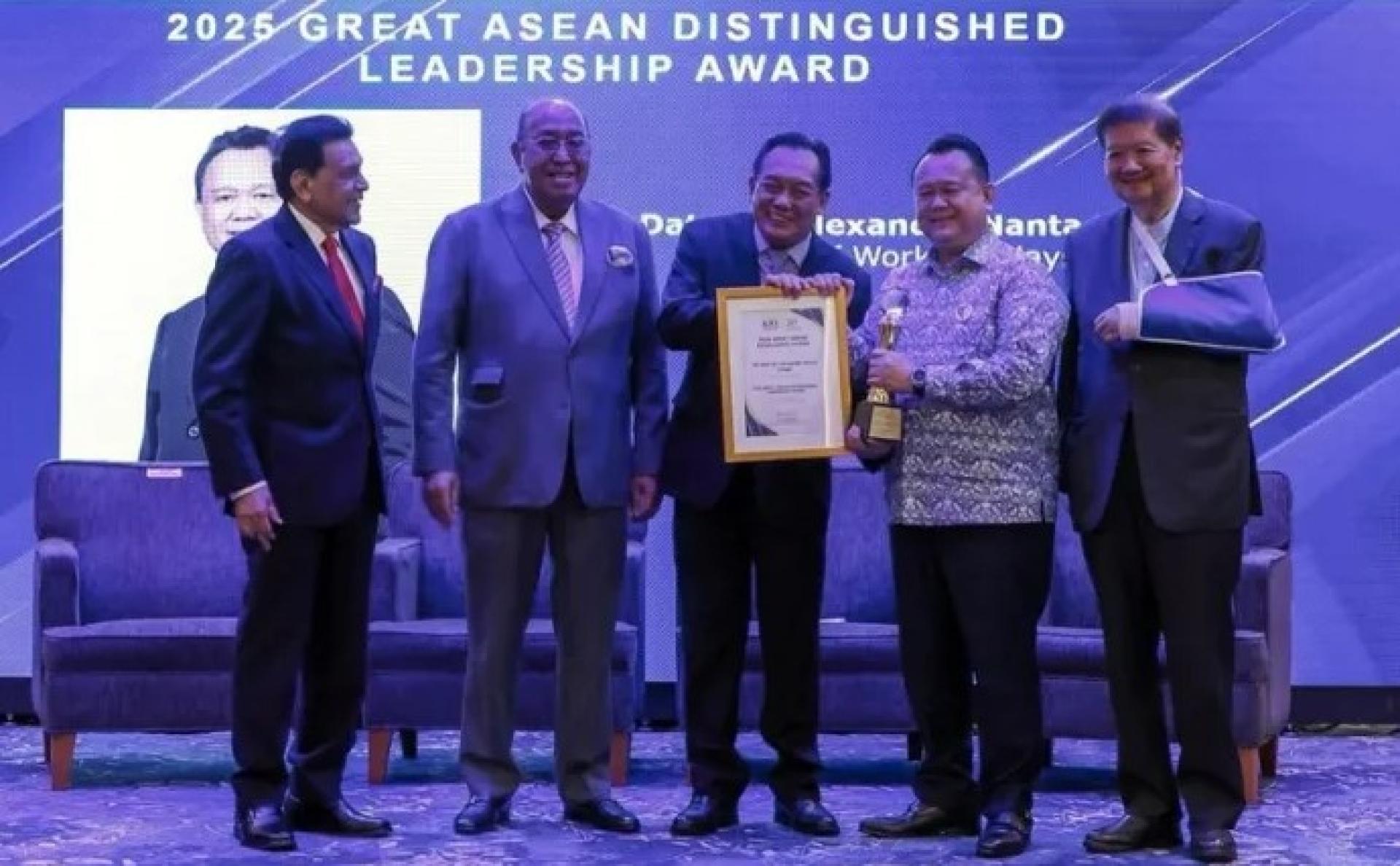南达（右2）日前在吉隆坡举行的颁奖典礼上接领“2025年大东盟杰出领导奖”。