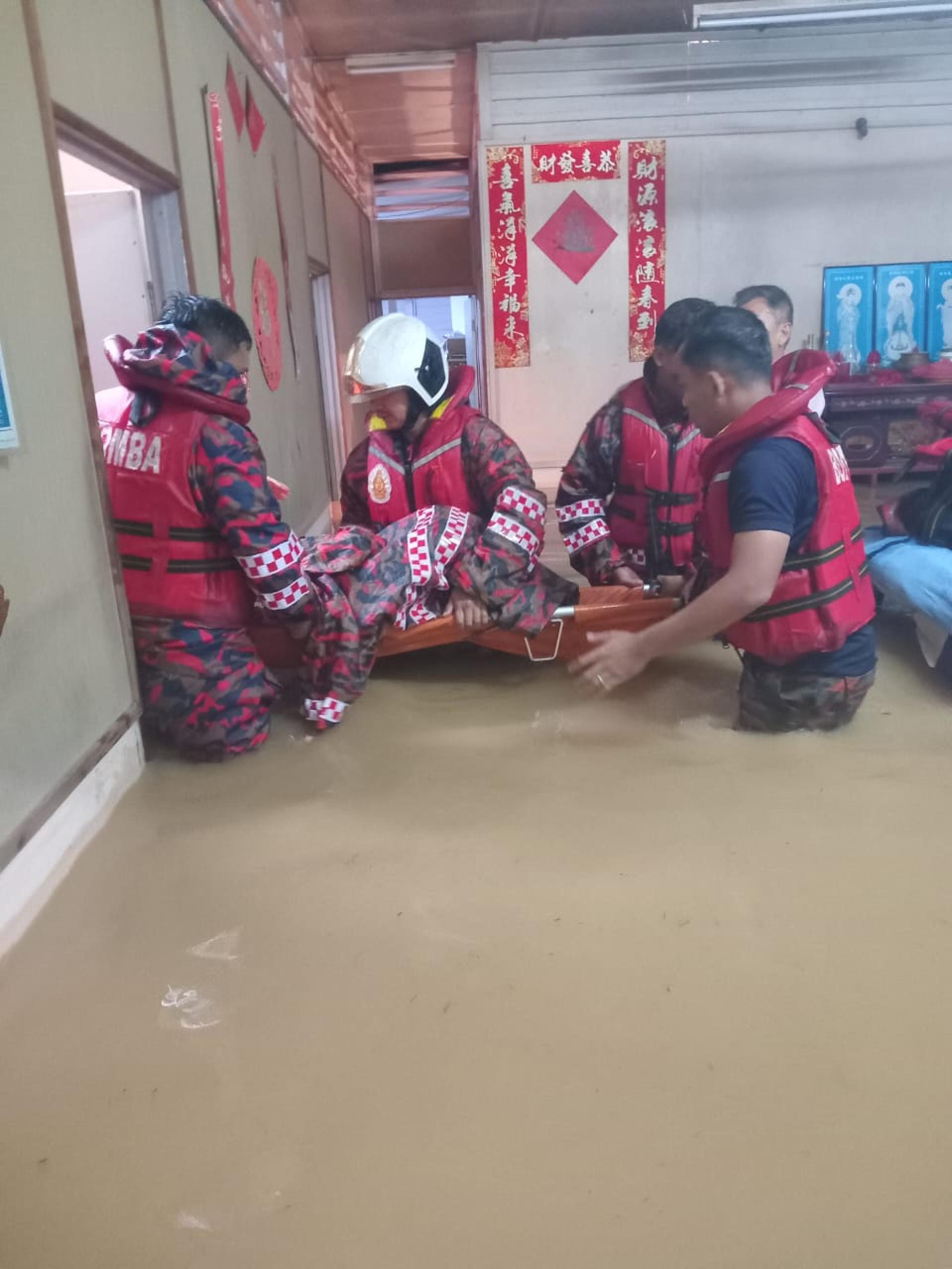 消拯员合力安排受困事主离开民宅。