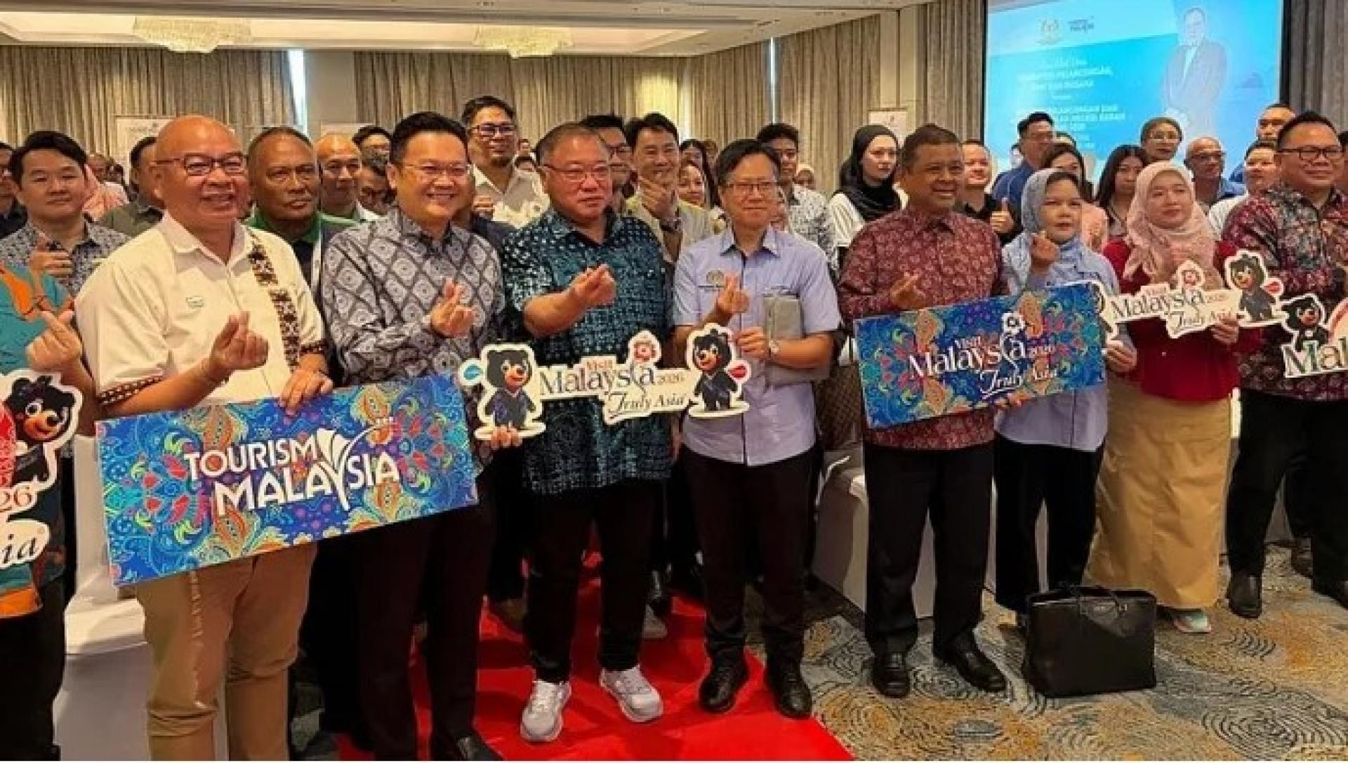 张庆信（前排右6）日前在沙巴亚庇出席旅游业交流会。