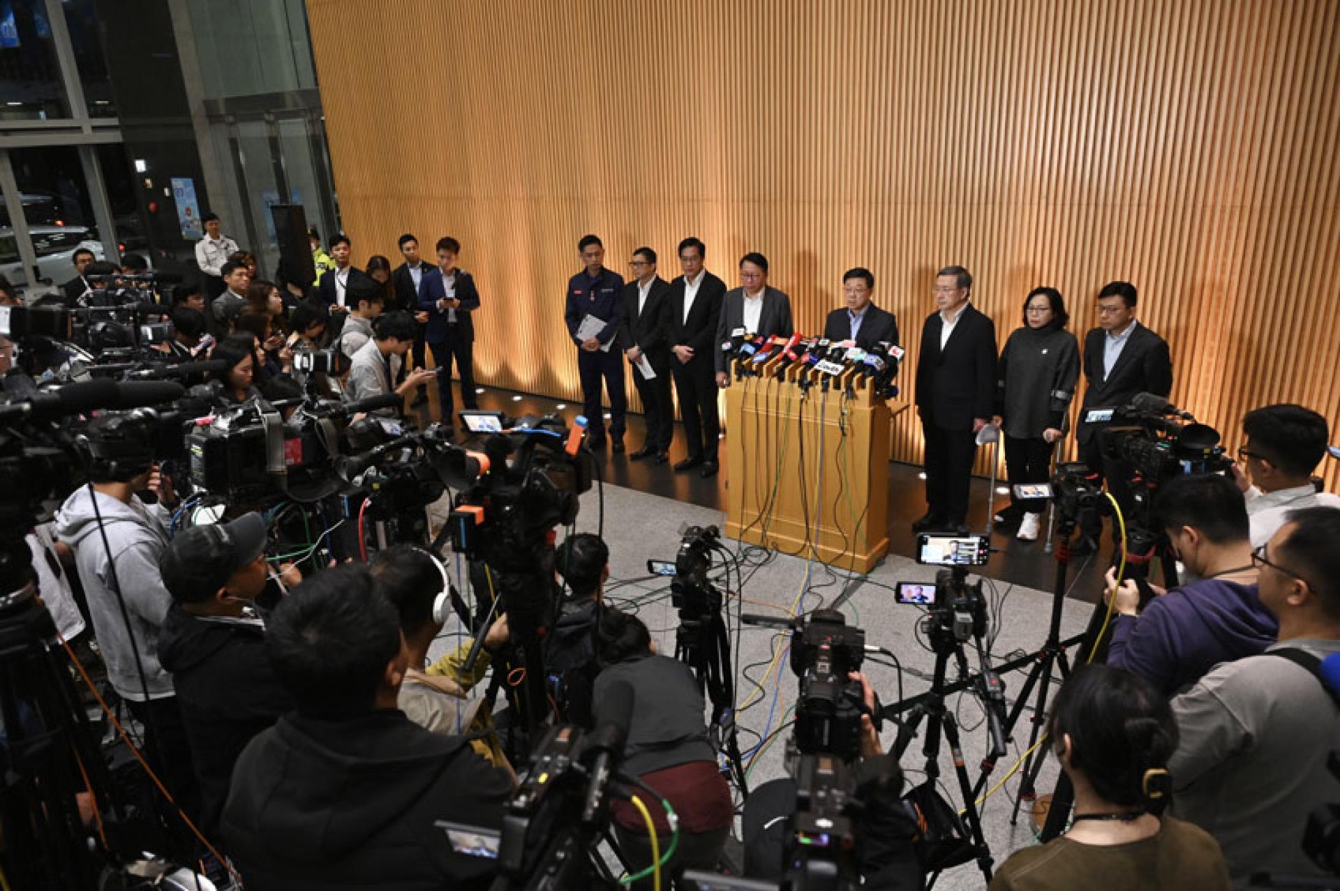 李家超（右四）联同相关特区政府官员会见记者。（图：中新社）