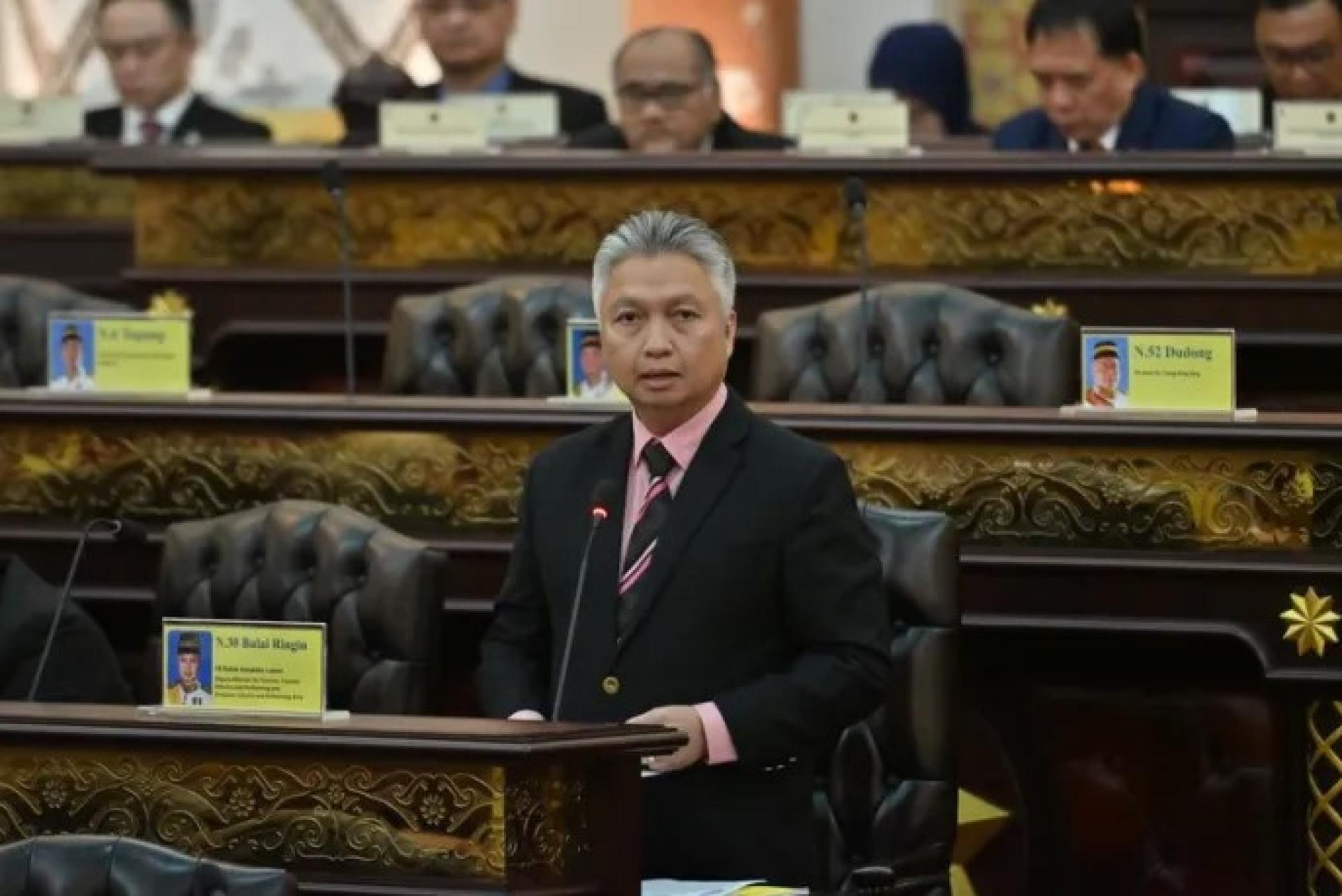 斯诺登于2025年11月28日在柏特拉再也出席砂拉越立法议会会议时的情形。