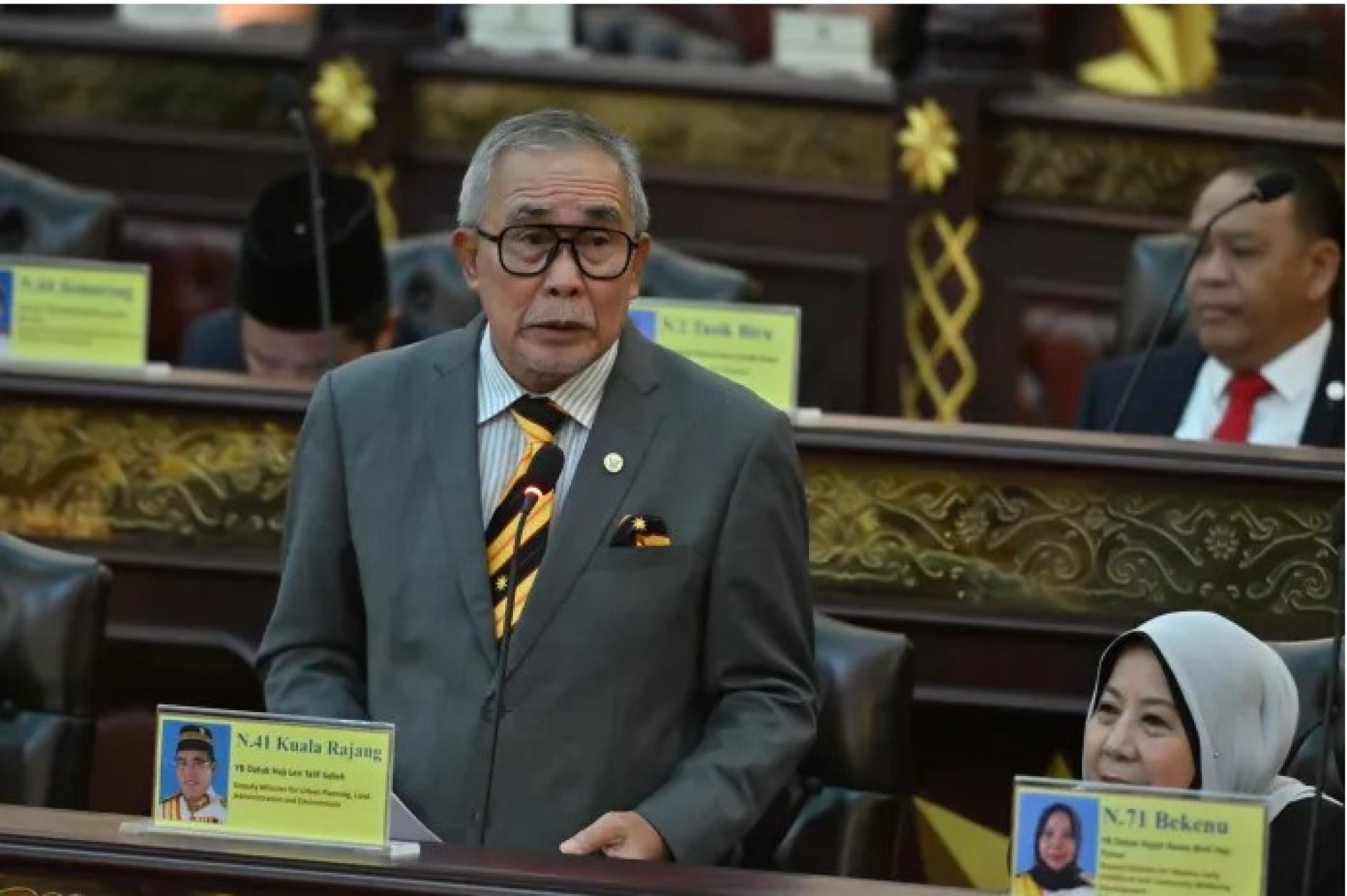 连达立于2025年11月28日在砂拉越立法议会参与《2026年供应法案》辩论时摄。