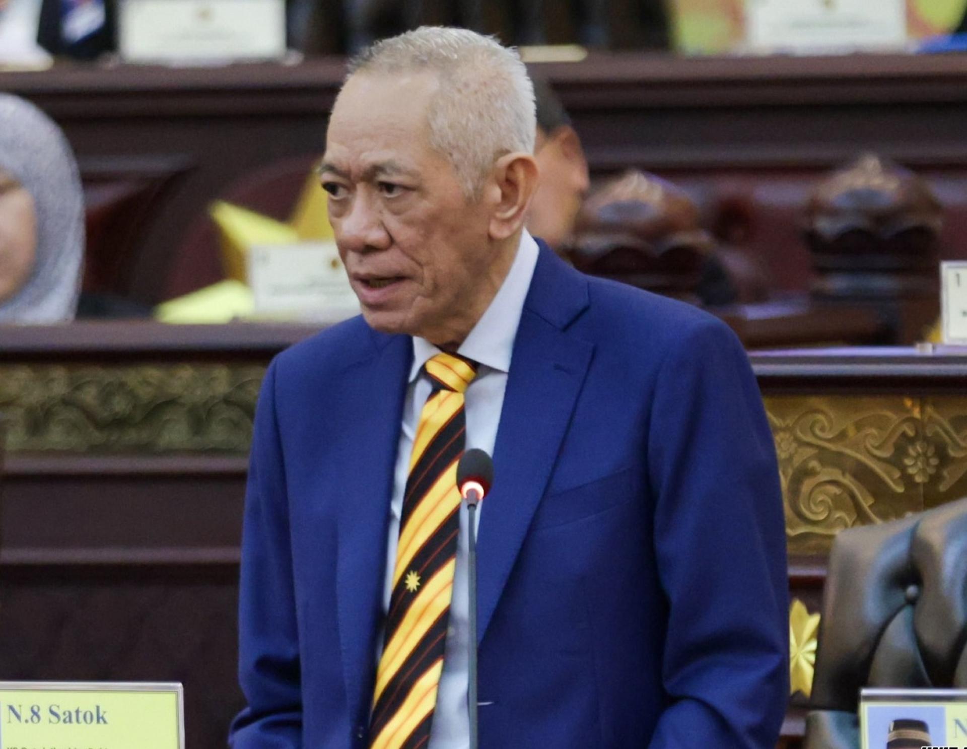 拿督伊布拉欣巴基在议会上回应俞小珊的提问。