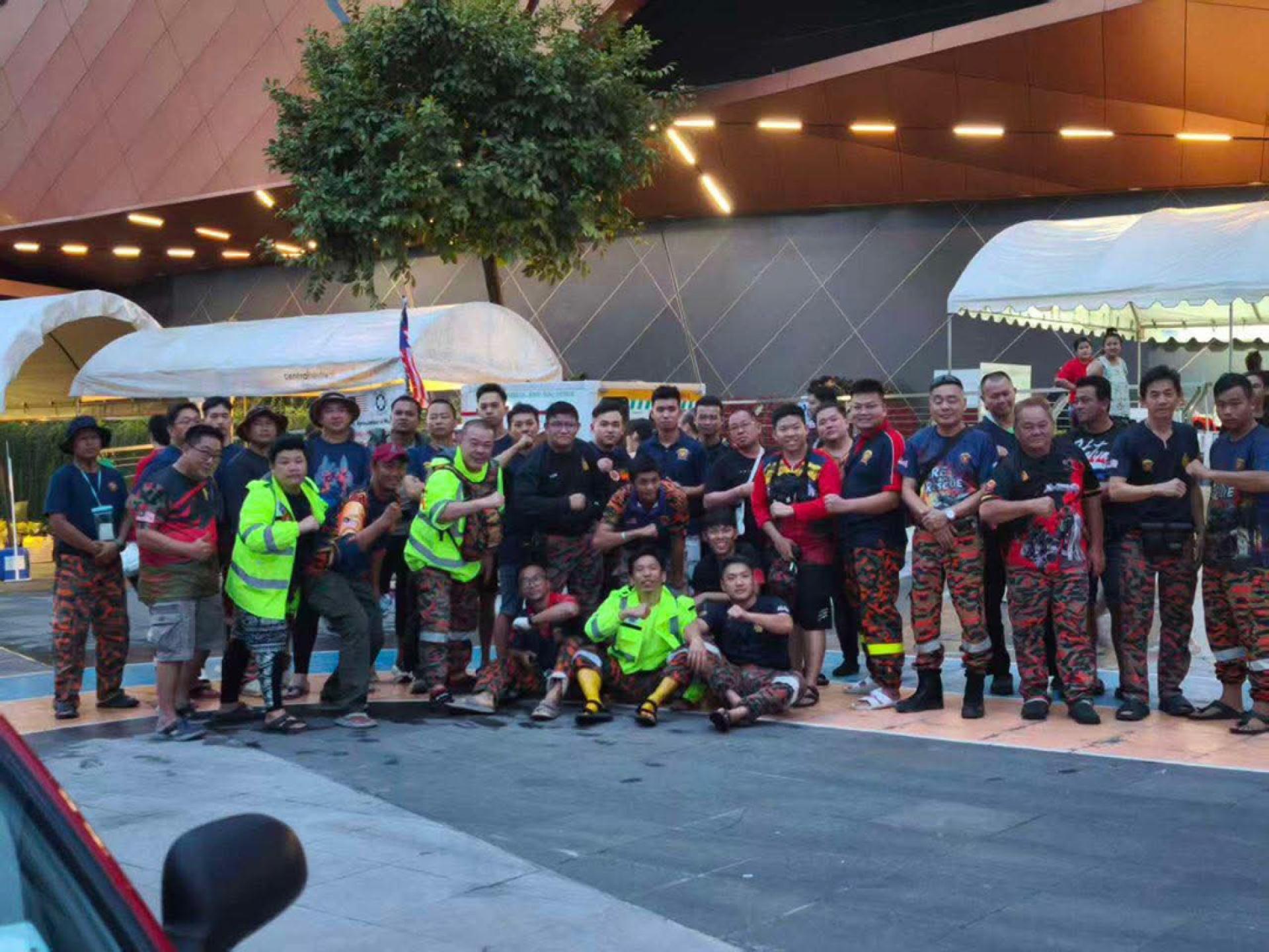 来自13队的45名大马义消队共拯救逾1536名受困合艾的国人。