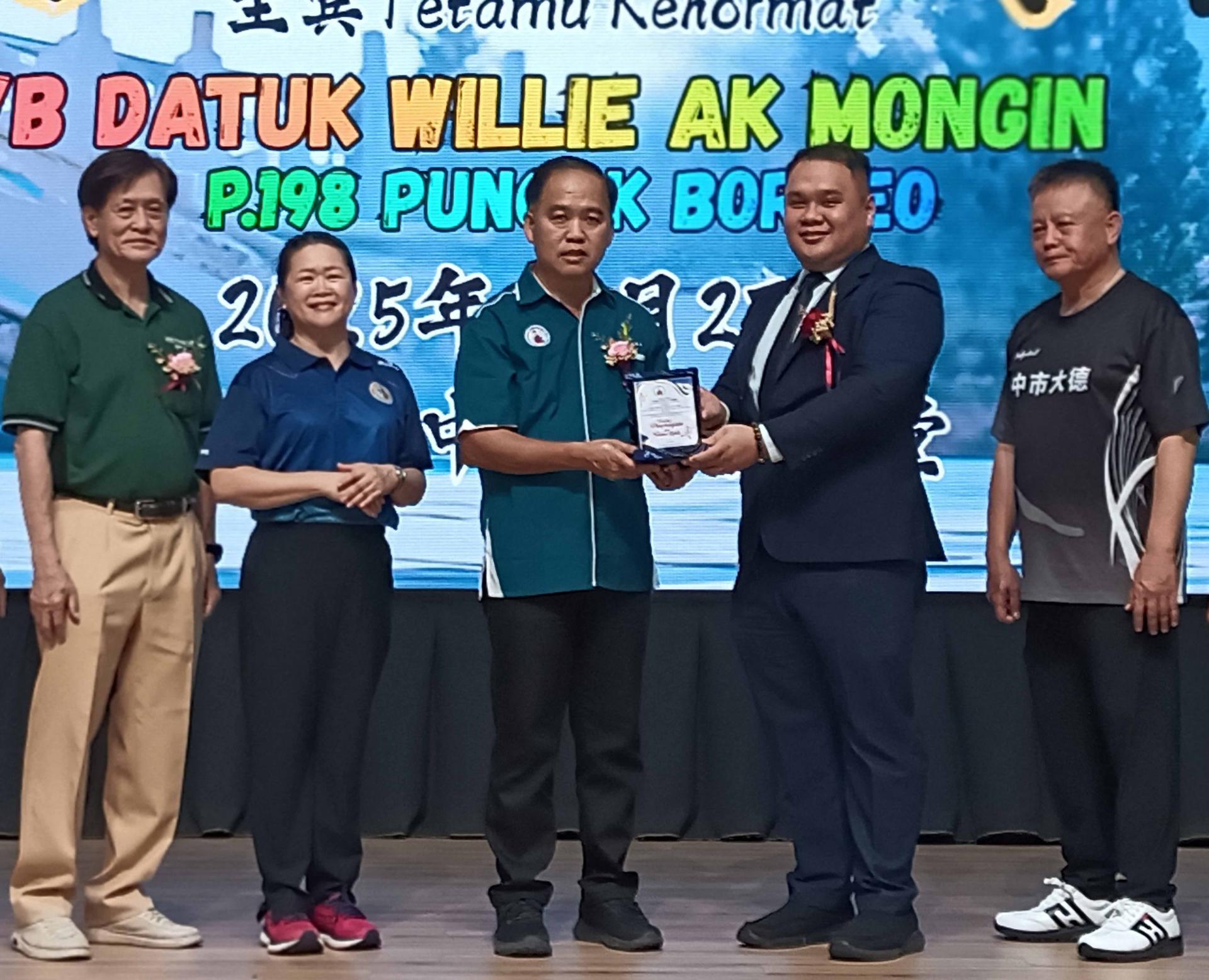 西连省华小董家教联委会主席蔡传双在筹备会成员的见证下赠送纪念品予新生村县议会秘书邱暨幸时摄。