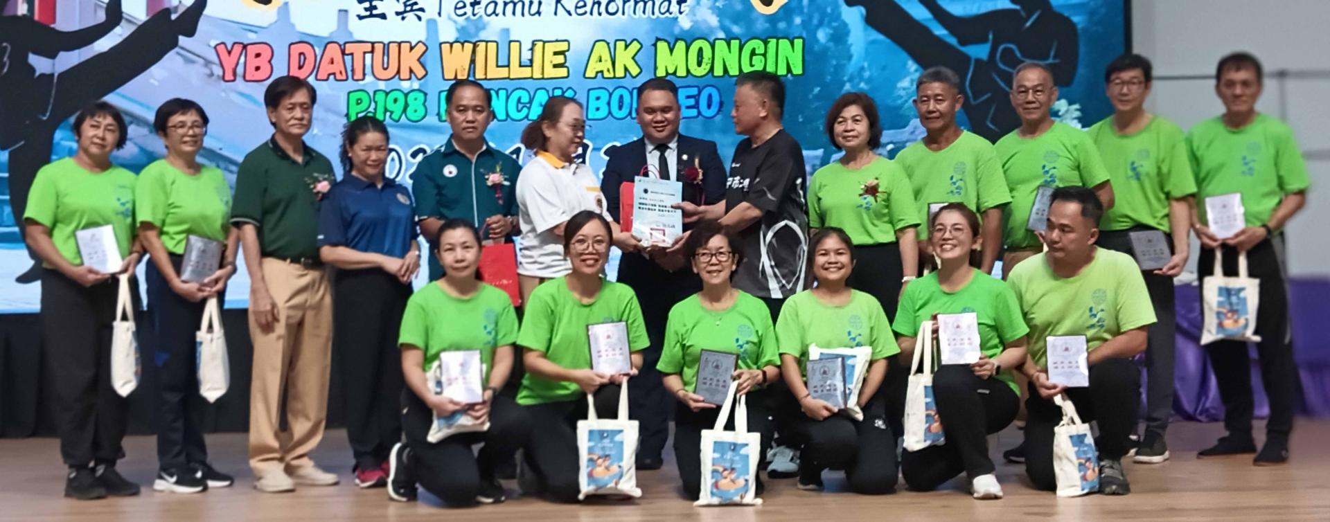 15名教练在领取纪念品与手信后与主宾代表邱暨幸及筹备会成员合影。