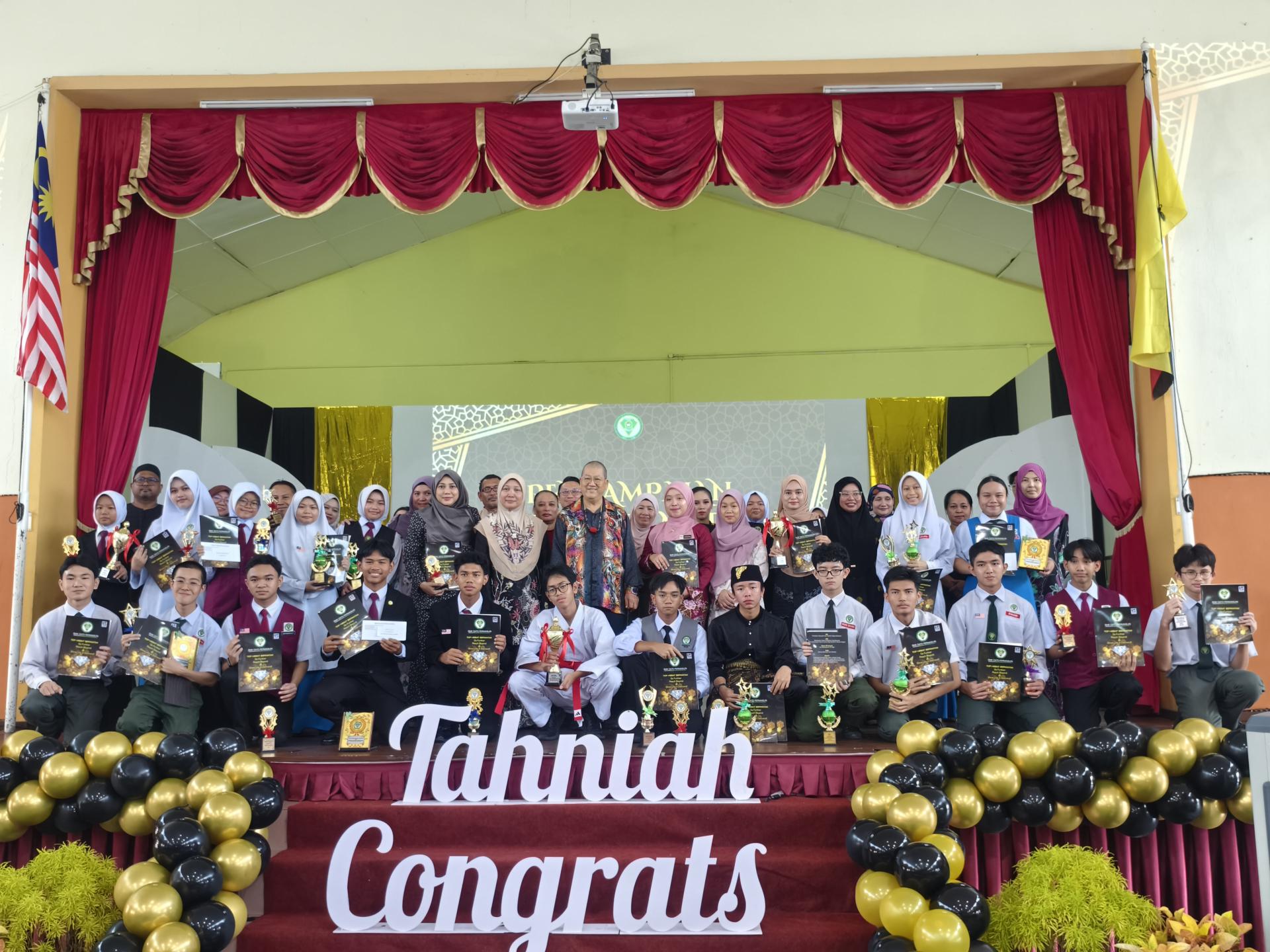 美里拿督柏玛苏理国中获得特别奖得主、家长与颁奖人（中）、校长玛丽华哈（左7）及嘉宾合影。