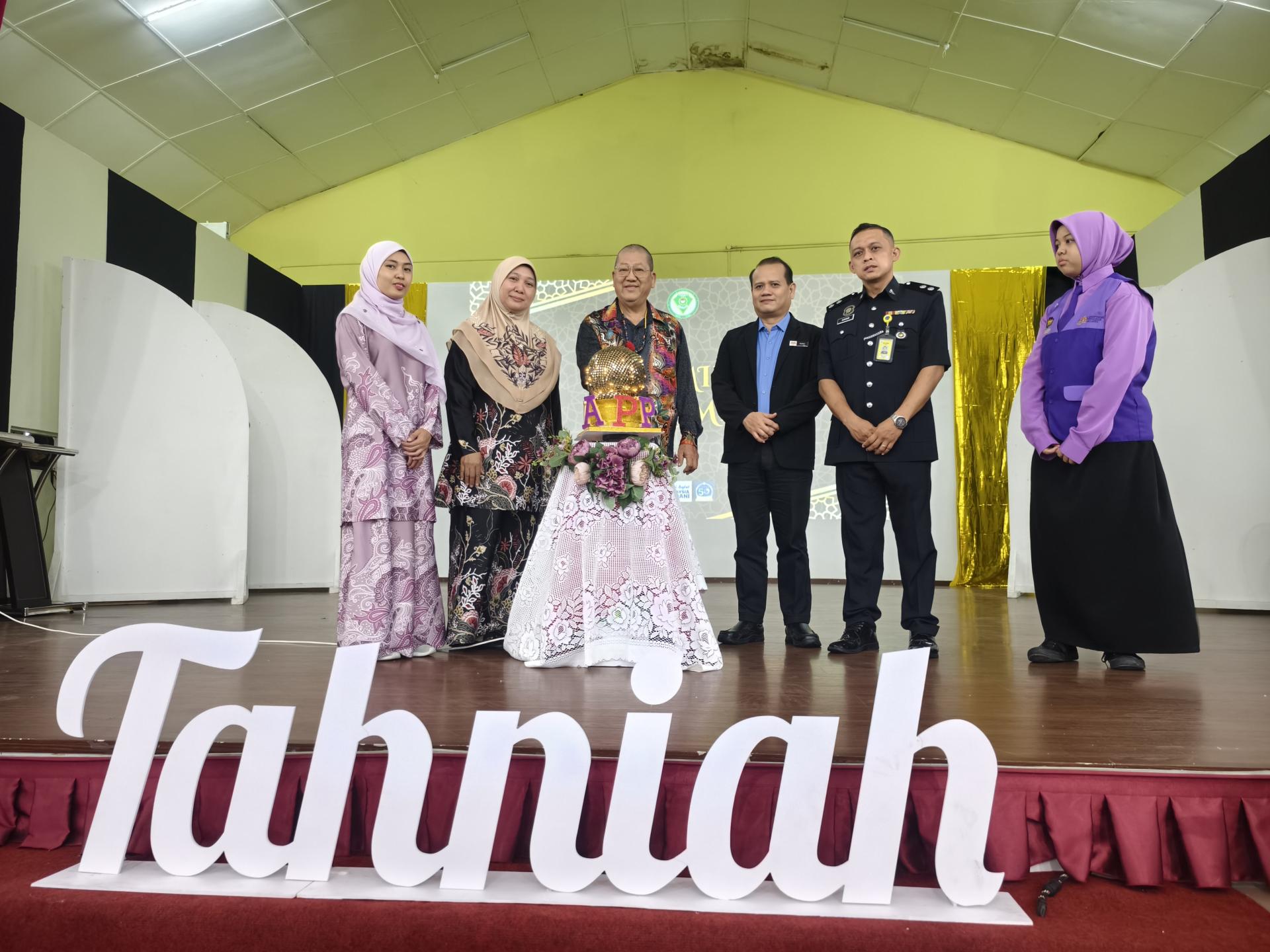 美里市长俞小珊的代表甲必丹田舜忠（左3）为美里拿督柏玛苏里国中“2025年学术与课外活动卓越学生表扬仪式”（MAPP）主持开幕仪式。左2为拿督柏玛苏里国中校长玛丽华哈。