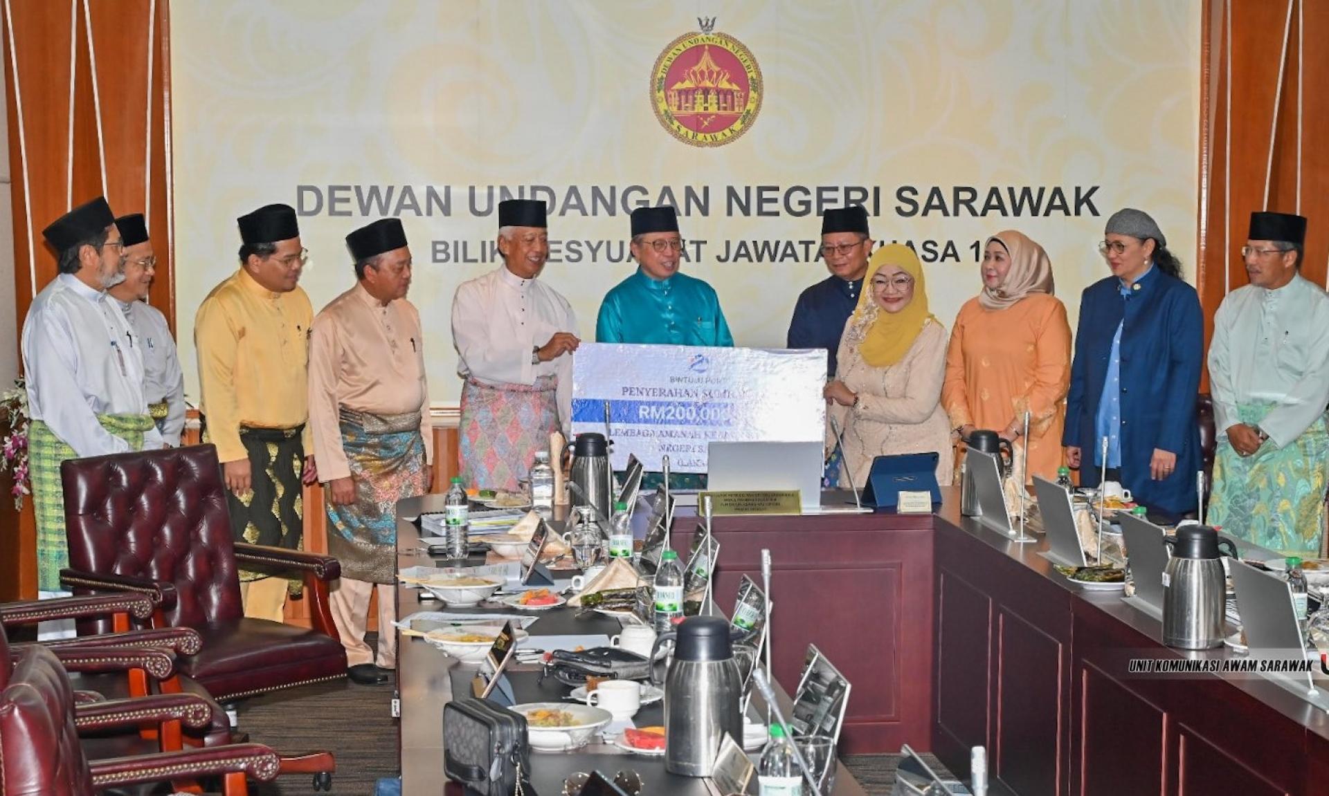 砂拉越总理兼该信托局主席拿督巴丁宜丹斯里阿邦佐哈里（中）见证捐赠仪式。