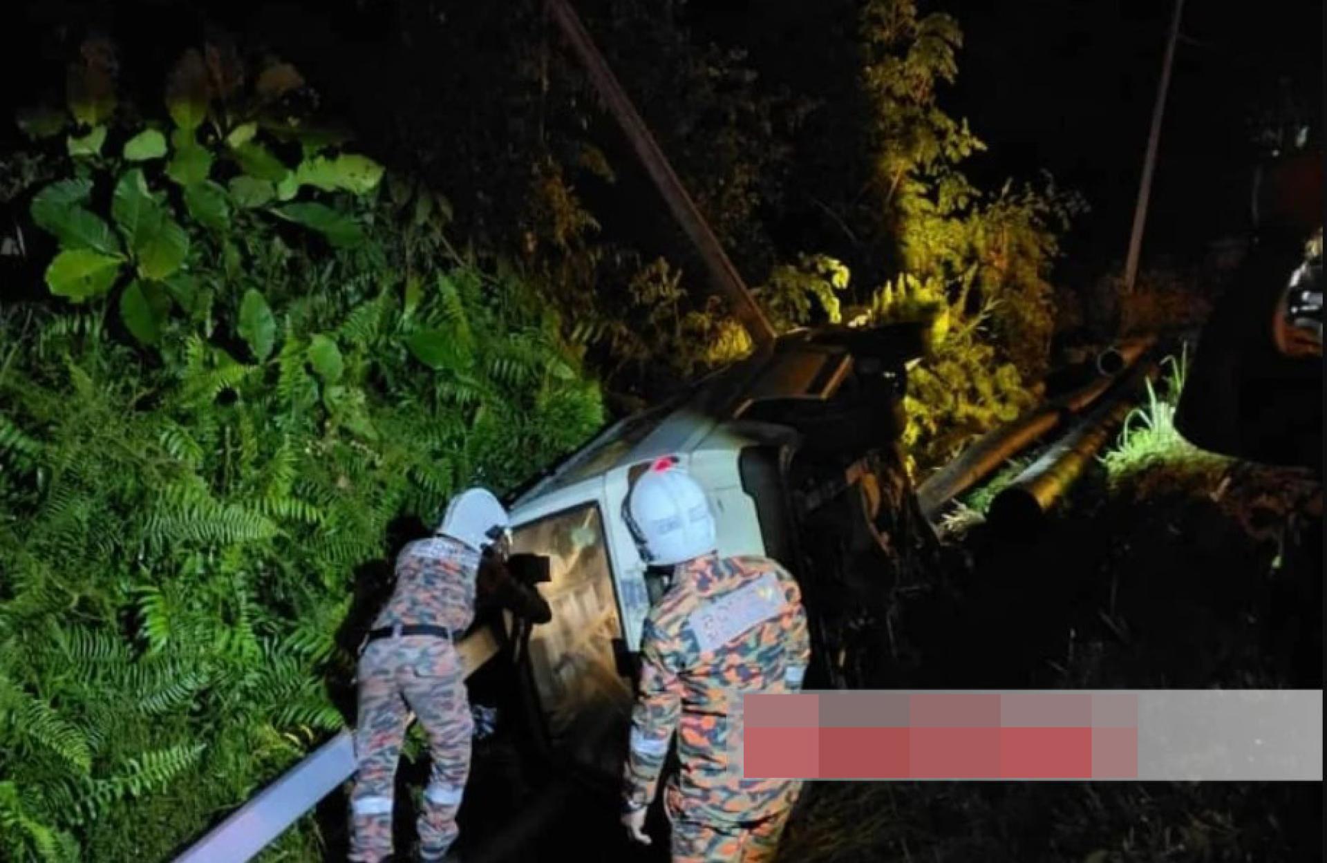 消防员检查事故车辆。