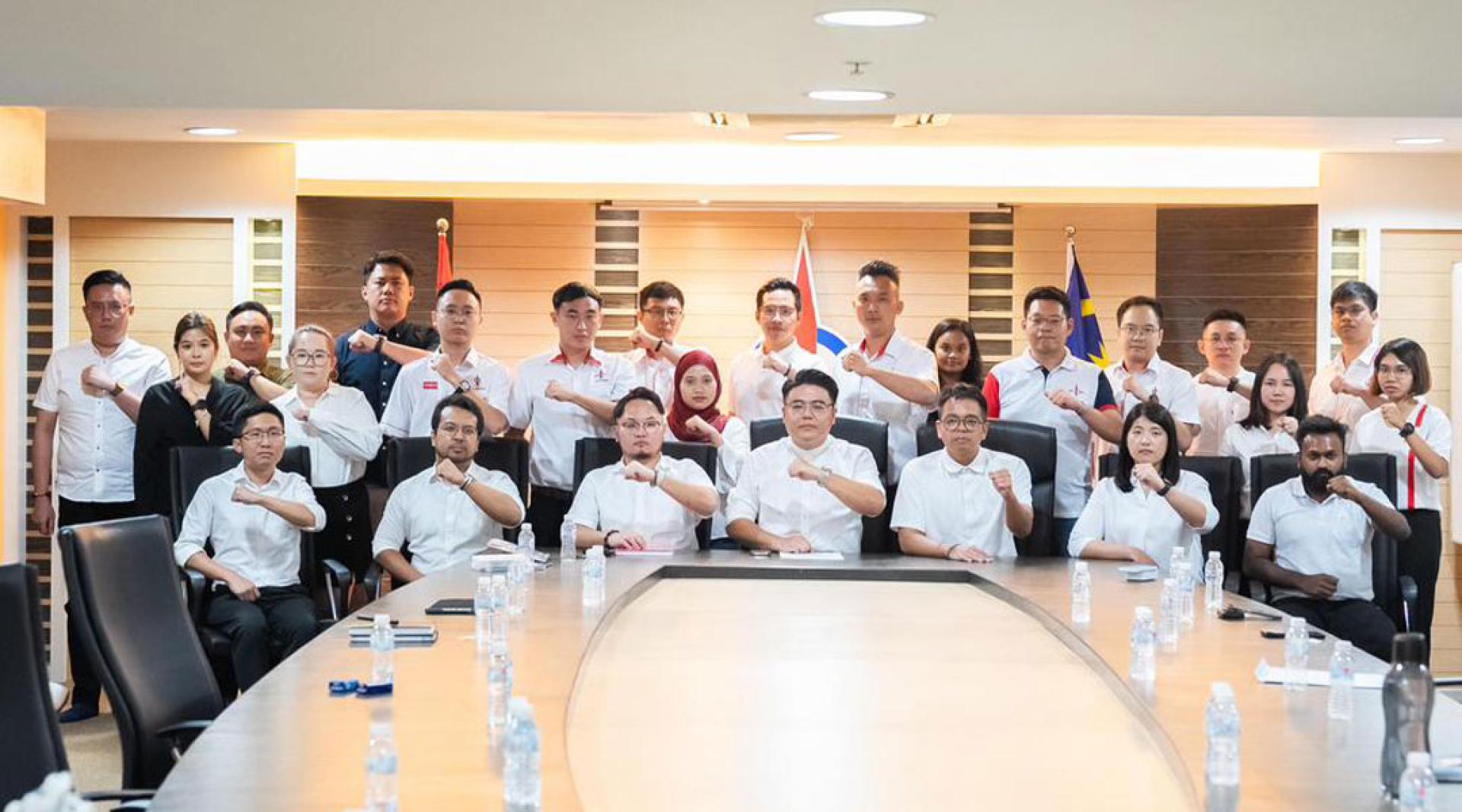 社青团指他们早已答应与马青辩论，但前提条件十分清楚，马华必须先退出团结政府，并在加入国盟后再谈辩论。前左4为吴家良。