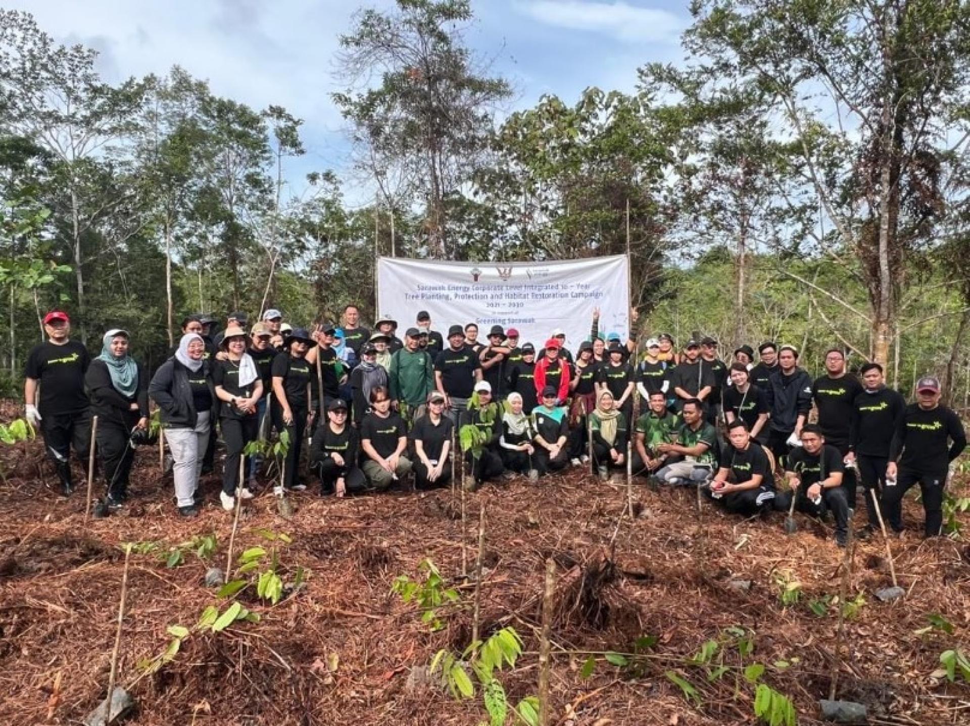 森林局与砂能源植树活动参与者在萨巴林森林保护区合影。
