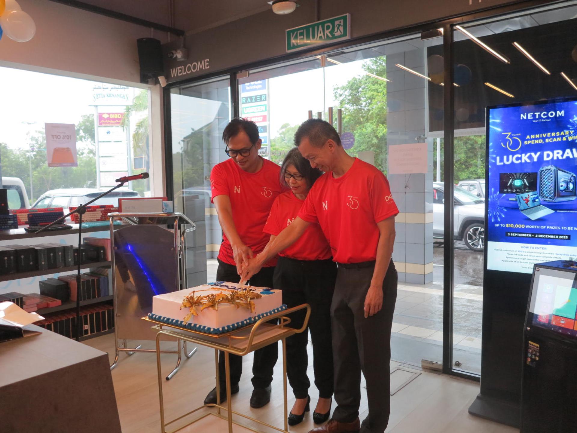 Netcom董事理吴敏胜 、Netcom总经理林嫦娥、Netcom信息技术总监张庆辉共切30周年蛋糕