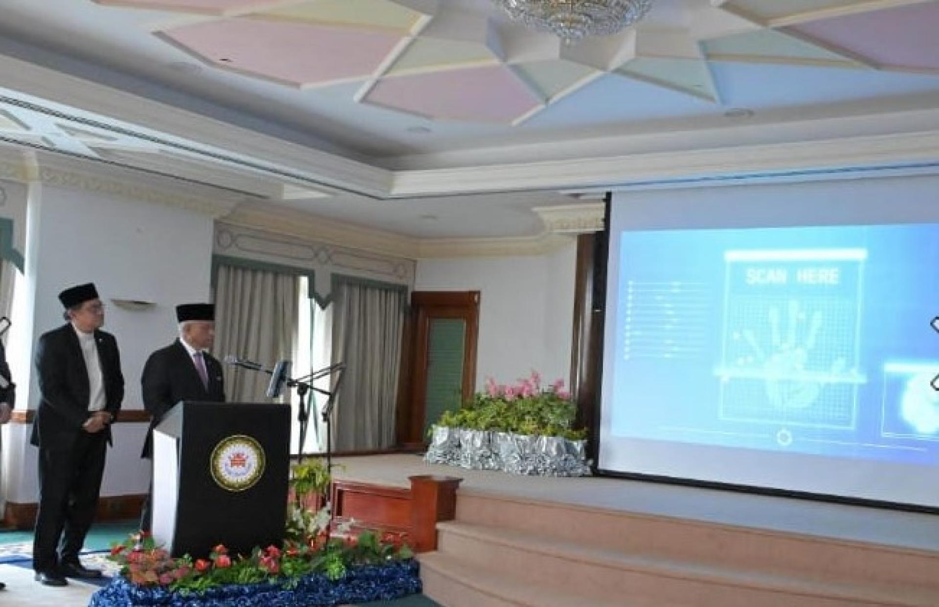 首相署部长兼国防部第二部长丕显哈尔比主持短信筹款活动。