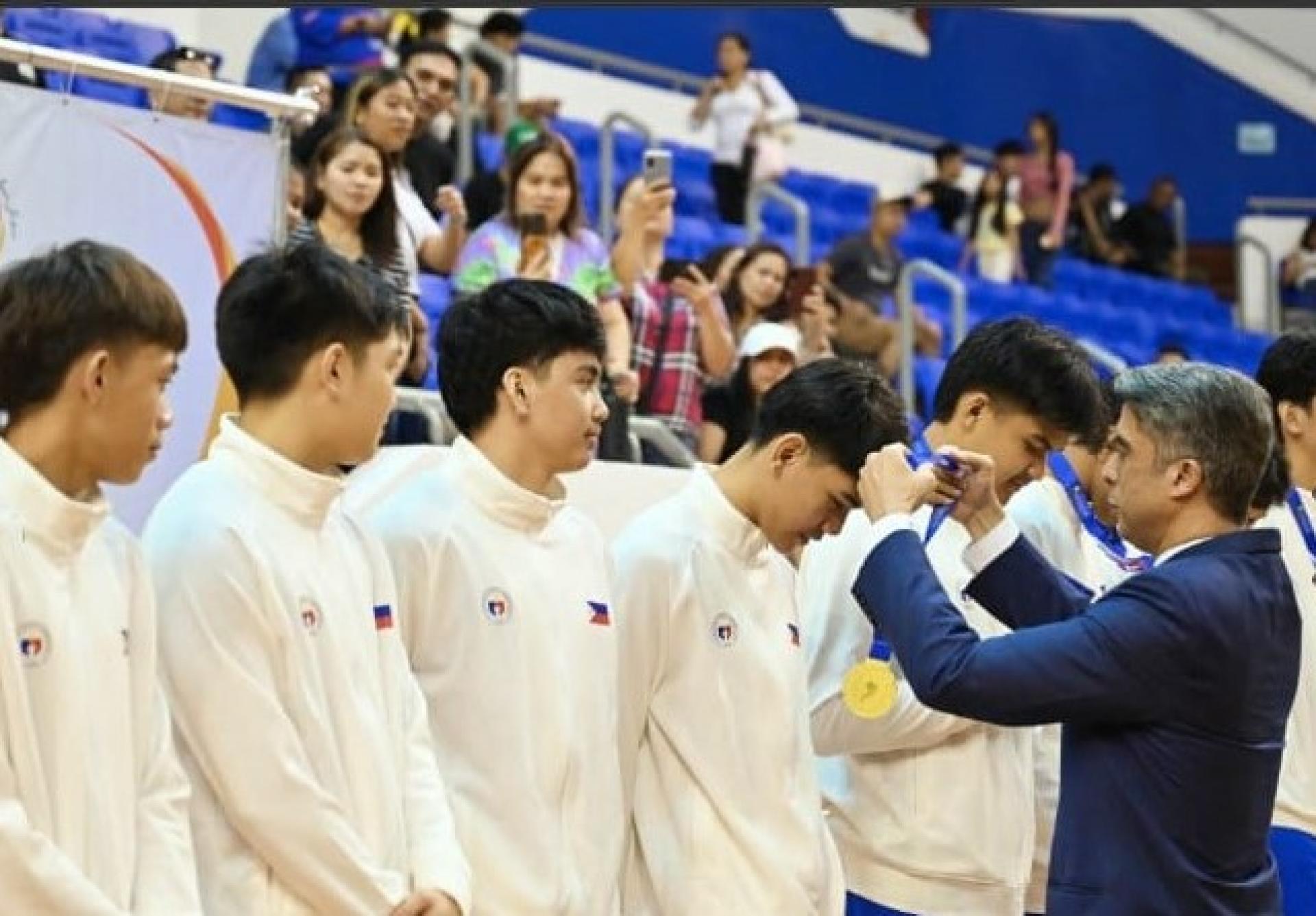 财政与经济部副常任秘书穆罕默德哈里斯颁发奖牌予菲律宾子队