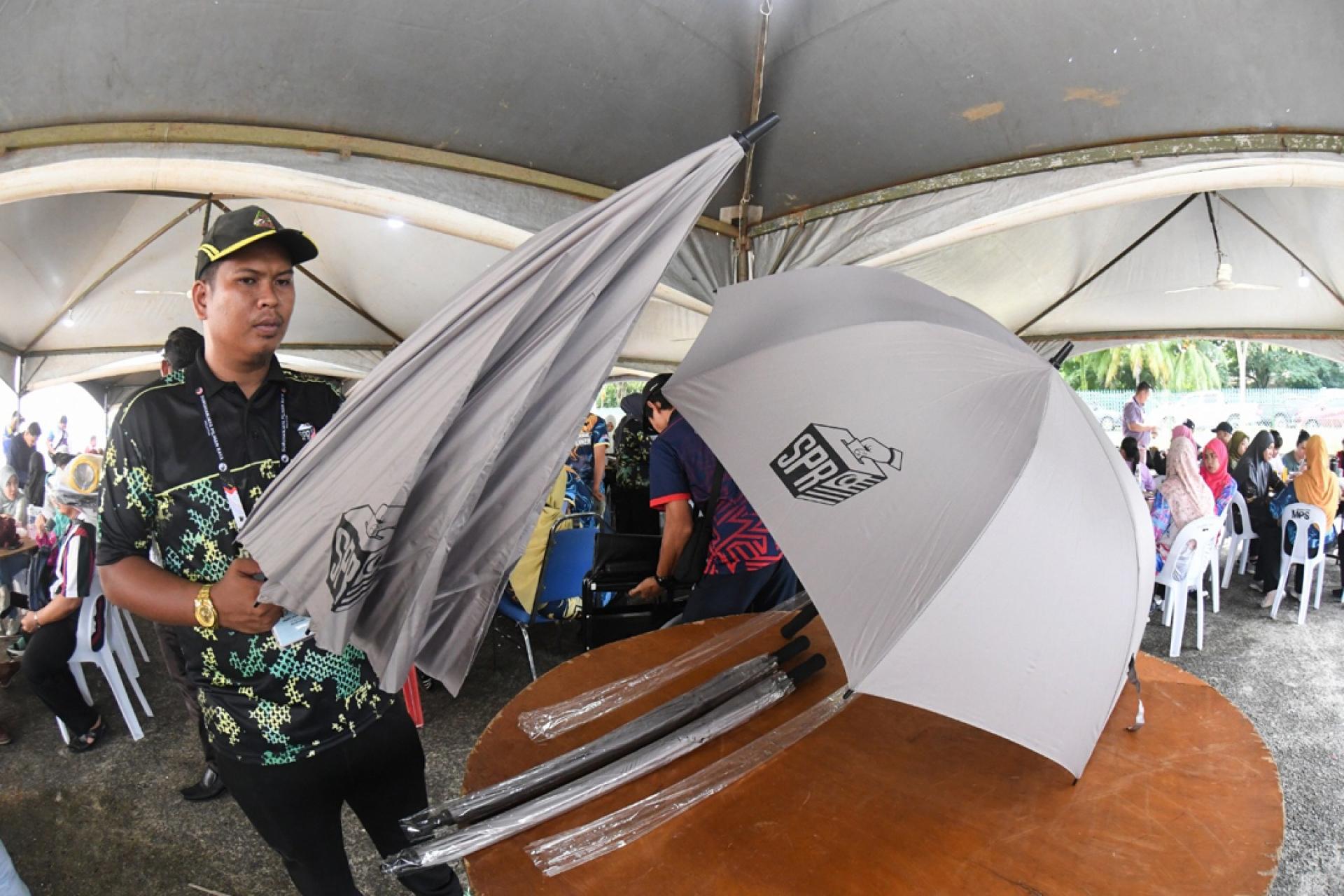 鉴于沙巴目前天气状况不明朗，选举委员会已做好准备应对水灾、土崩等可能引发的任何灾害，以确保周六（29日）第17届沙巴州选举顺利。