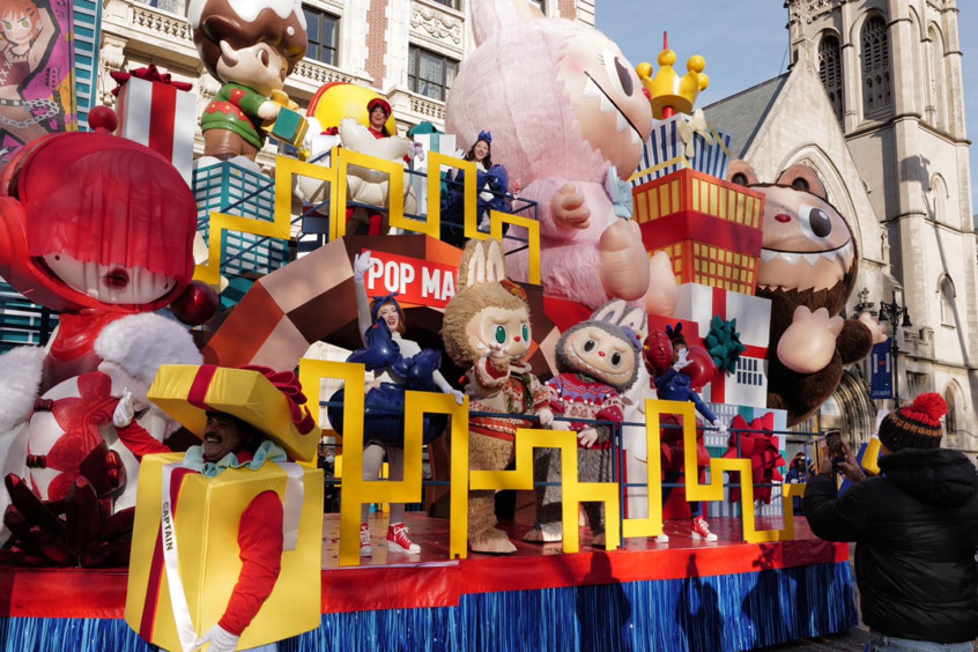 风靡全球的LABUBU首次亮相纽约感恩节大游行。（图：中新社）