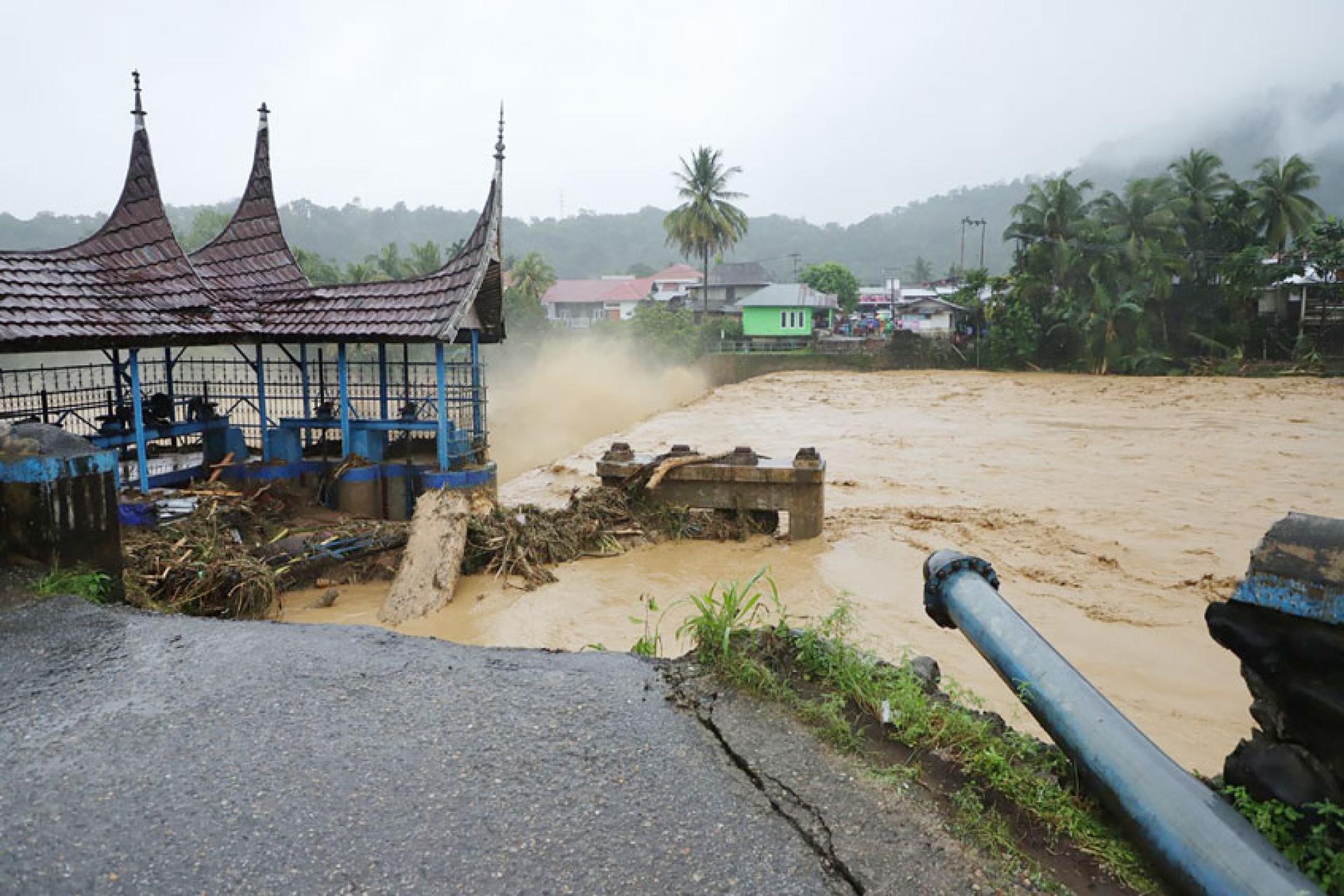 西苏门答腊省，一座桥被洪水冲毁。（图：新华社）