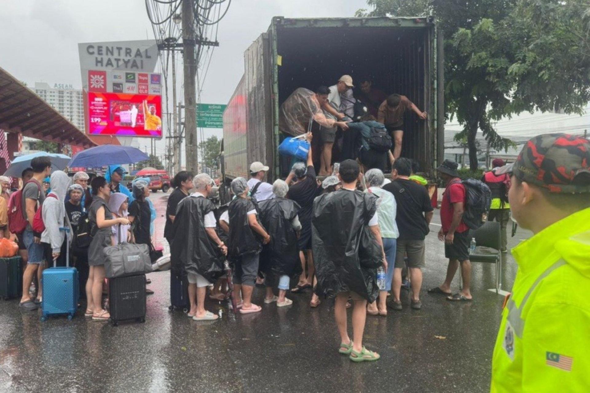 首相安华表扬大马志愿团体勇敢无畏协助泰国水灾救援的精神，并形容他们是英雄！（图取自首相安华脸书）