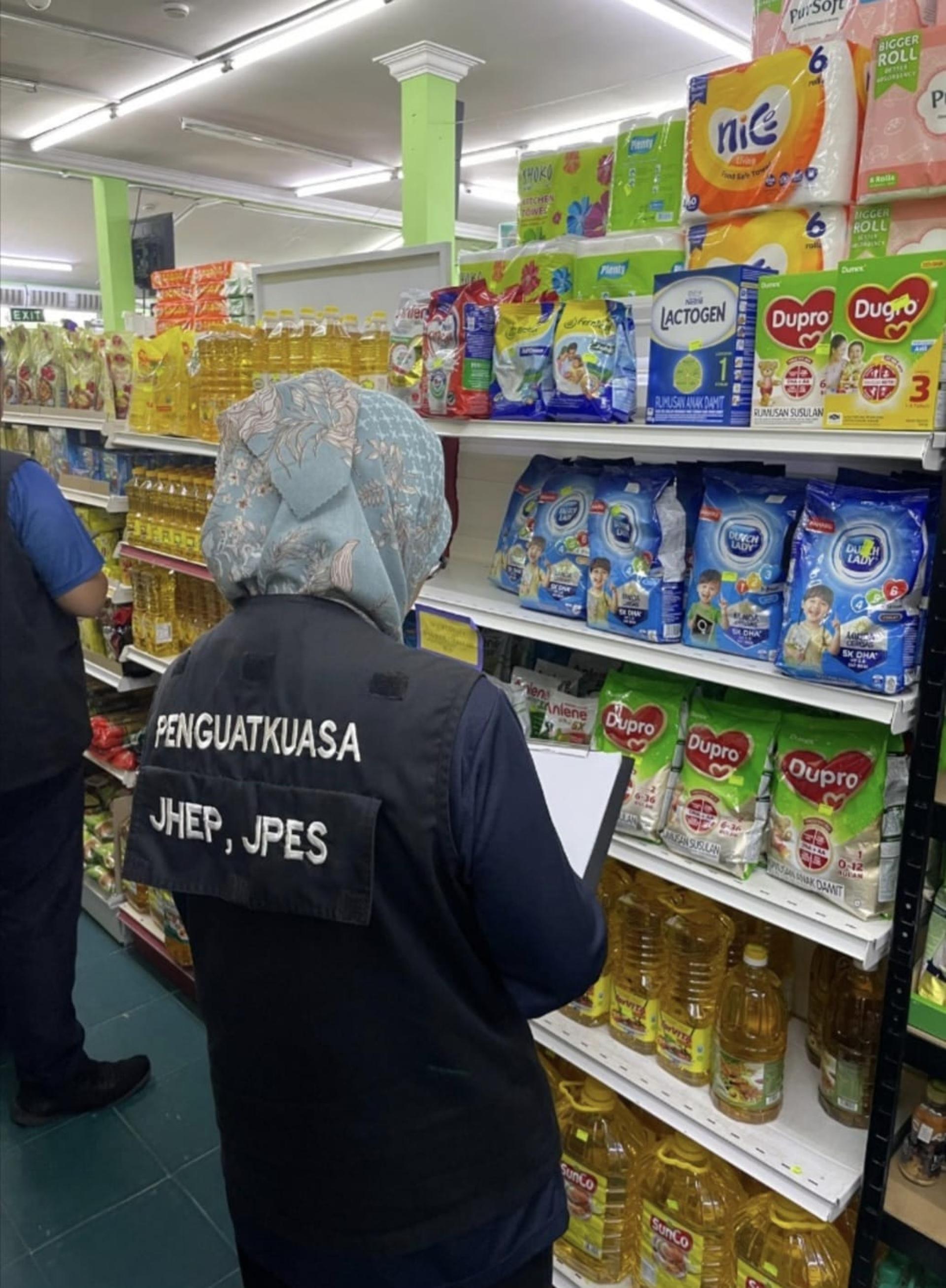 执法人员进行检查