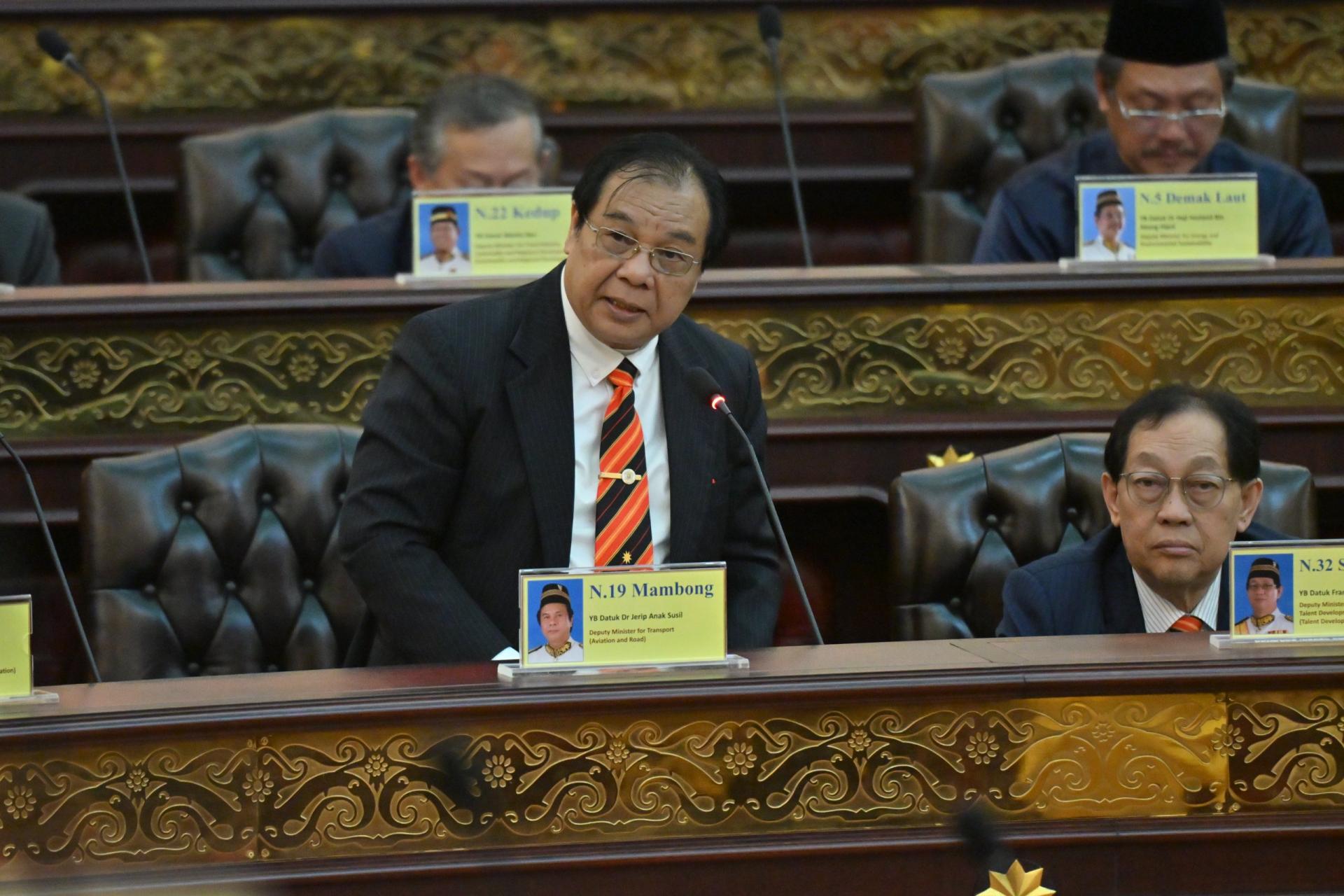 拿督耶理苏修在议会中发言。