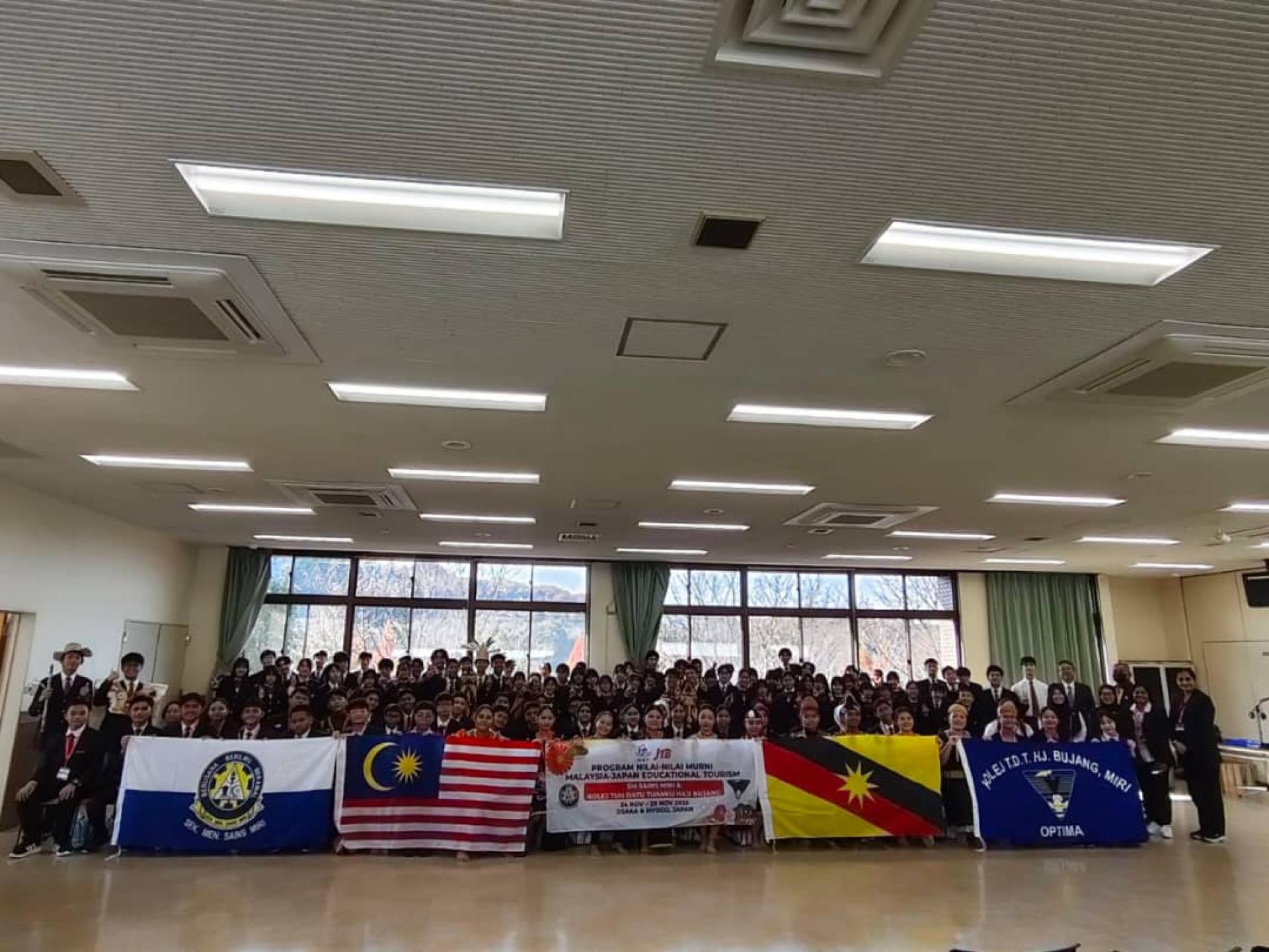 美里武让学院与美里理科中学共64名学生、教师与家长赴日本大阪及兵库，参与“马日教育观光计划”。