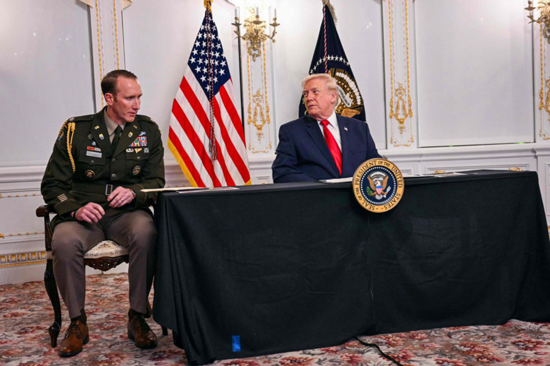 特朗普27日在佛罗里达州的海湖庄园与美国军人进行视讯通话。