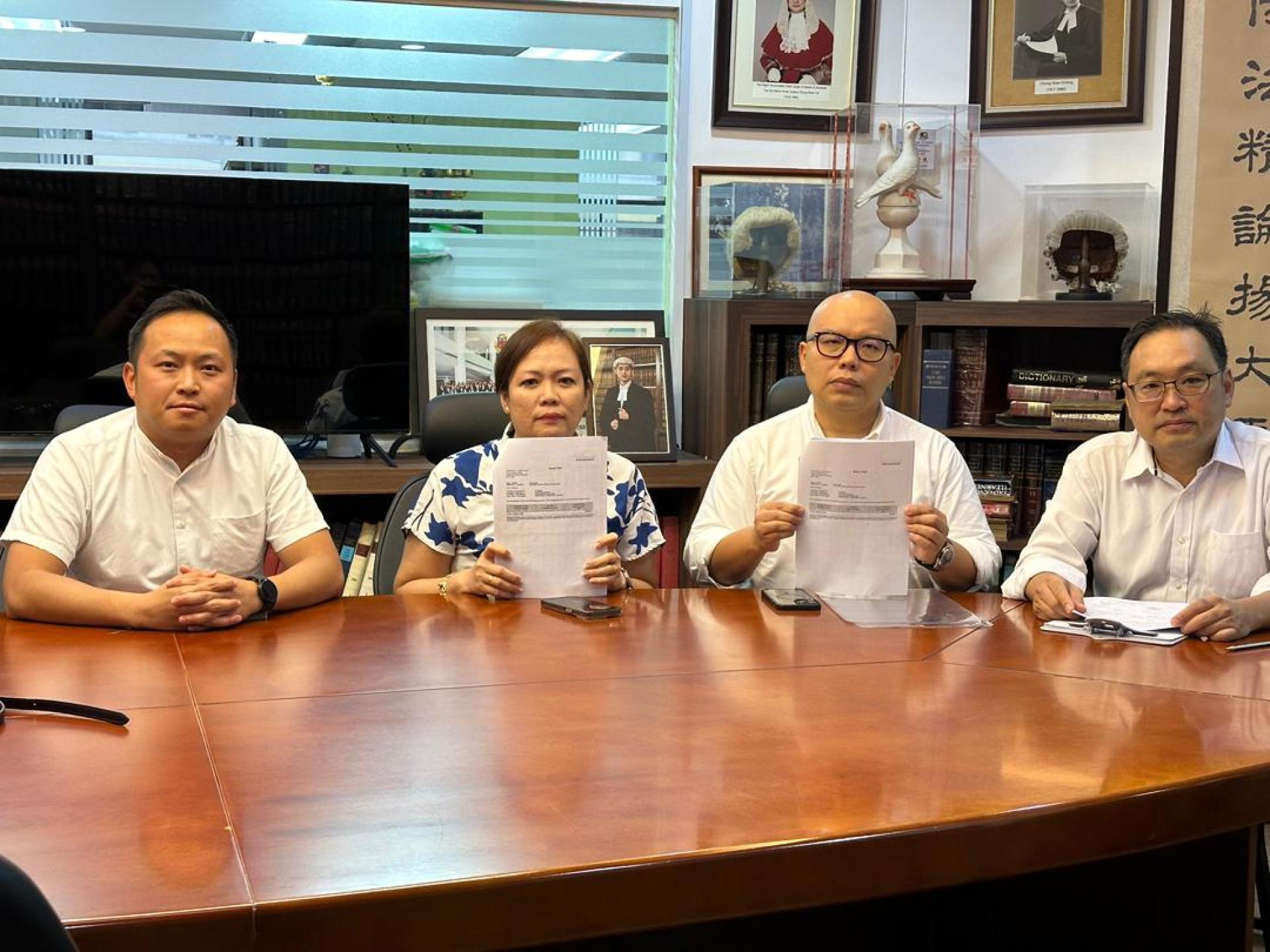 受害夫妇（中）寻求张健仁（右）的协助。左为江峰年。