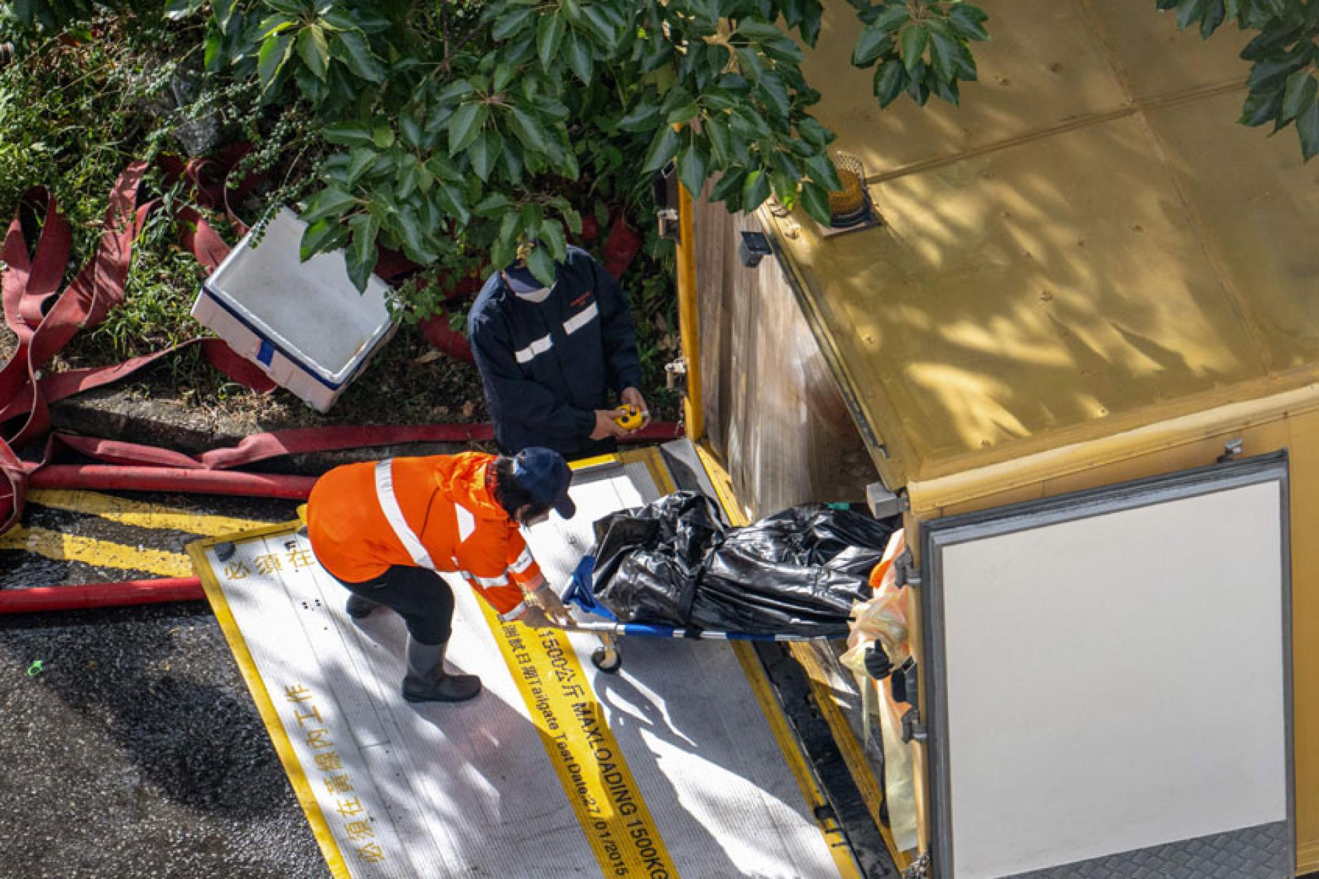 工作人员28日转移遗体。