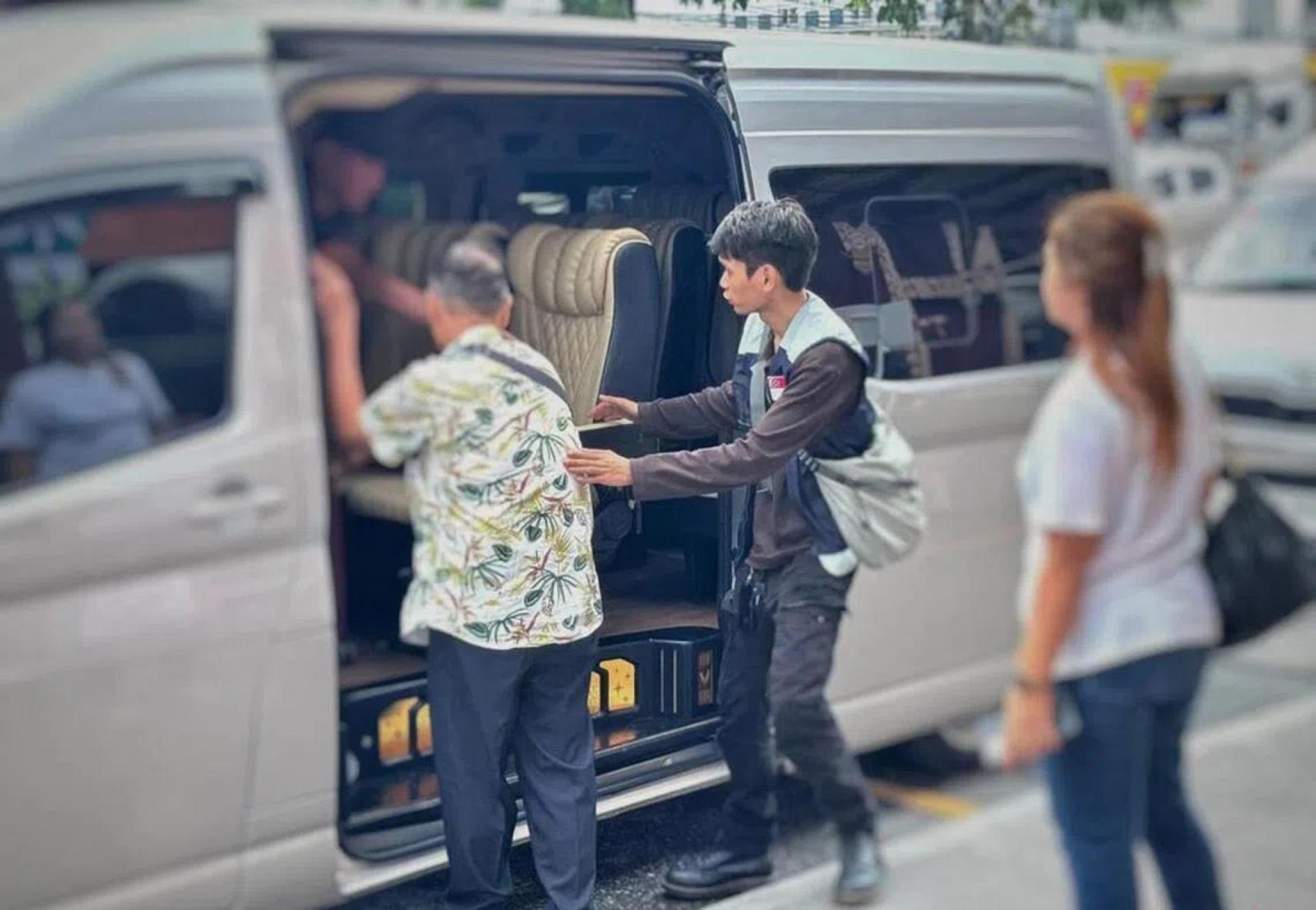 新加坡大使馆将继续部署车辆，支援正在进行的撤离工作。