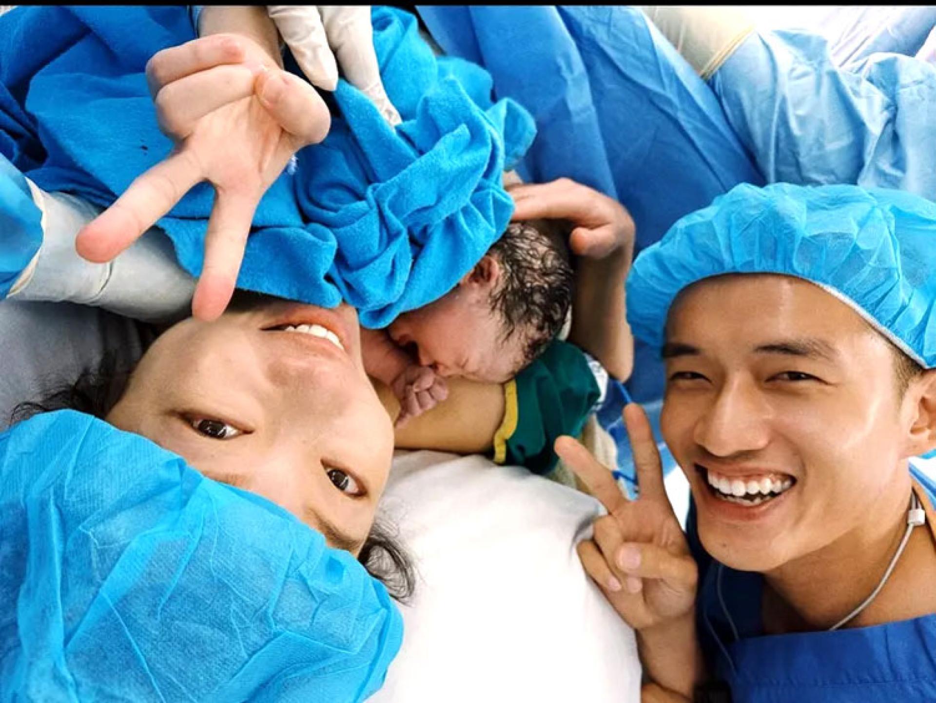 陈泽耀和太太抱着刚出生的女儿兴奋合影。