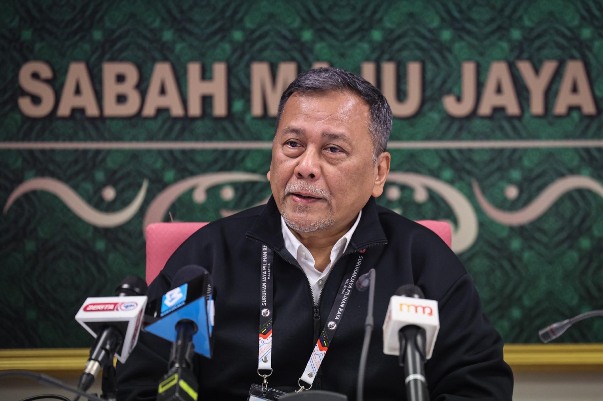 选举委员会主席南兰哈伦：周六投票成绩预计最早于晚上10时左右公布，但他坦言，由于目前的天气状况，选委会难以预测确切时间，但会尽力确保投票结果能在午夜12时左右出炉。