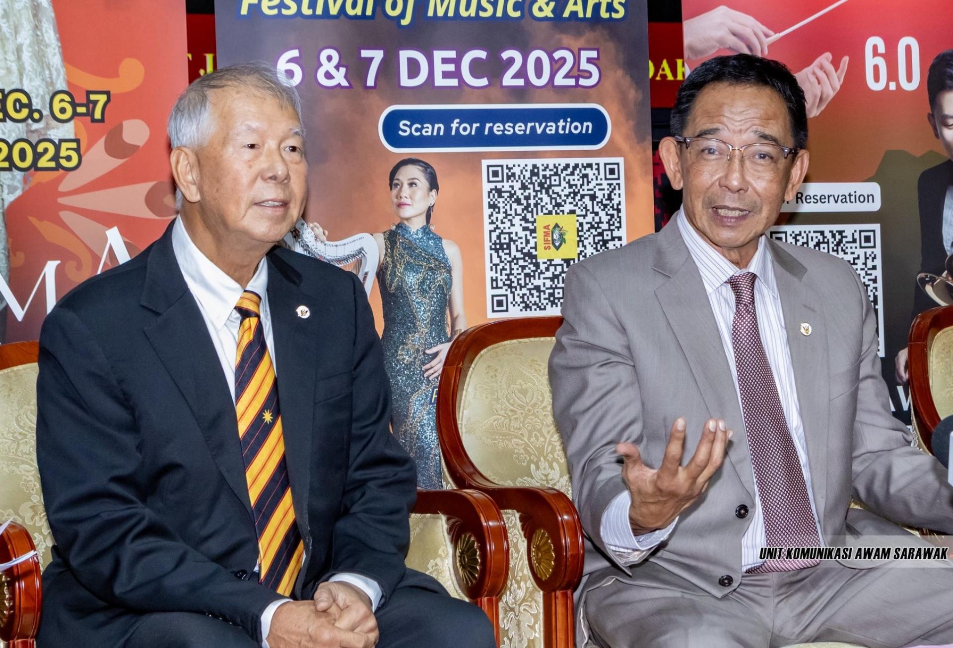 拿督斯里阿都卡林（右）在发布会上发言。左为拿督陈超耀。