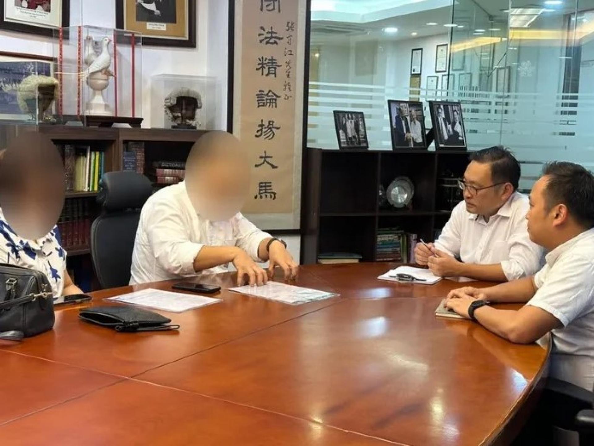 张健仁（右2）与江峰年（右）会见受害者。