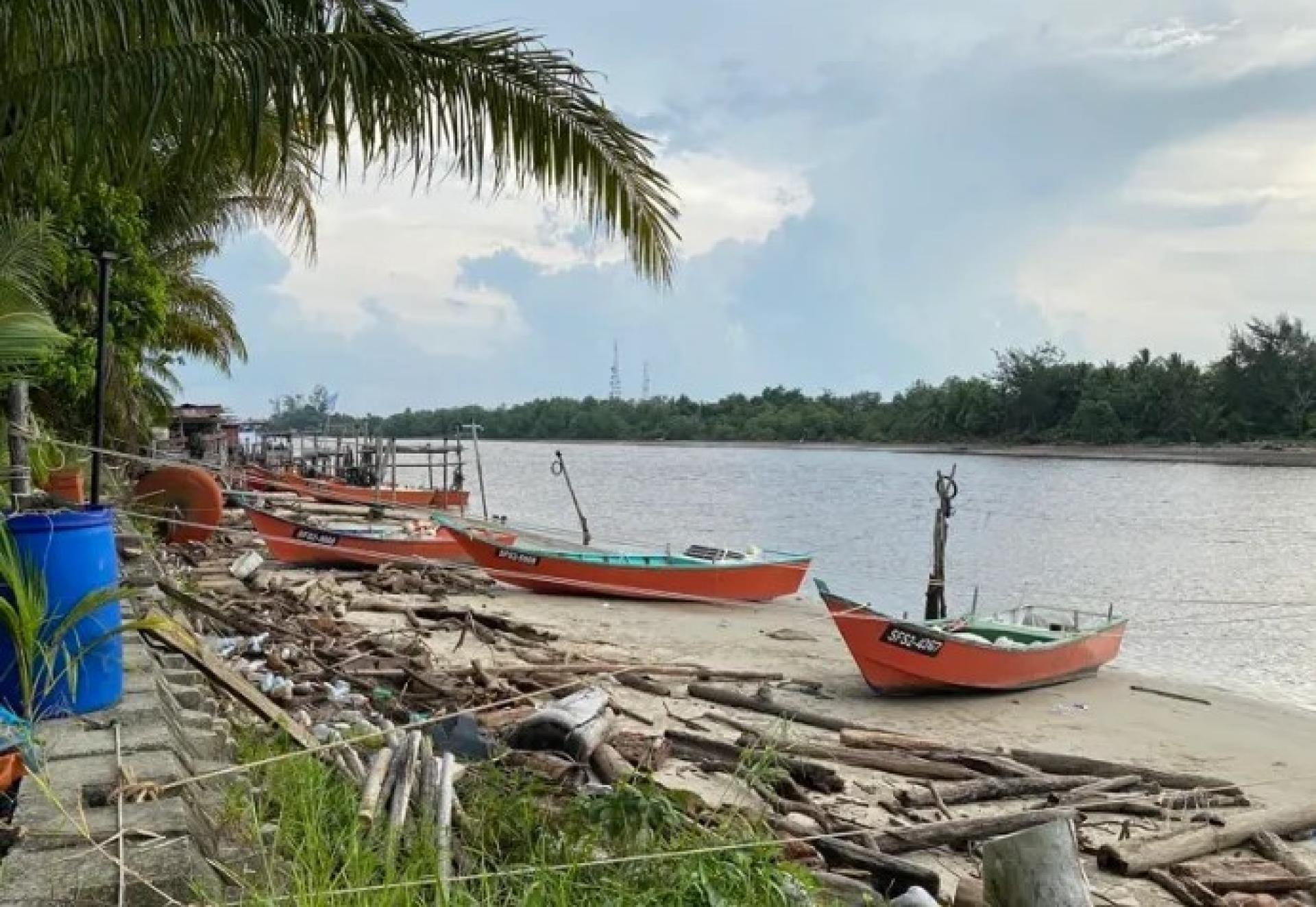 甘榜利东（Kampung Litong）岸边停泊的渔船。