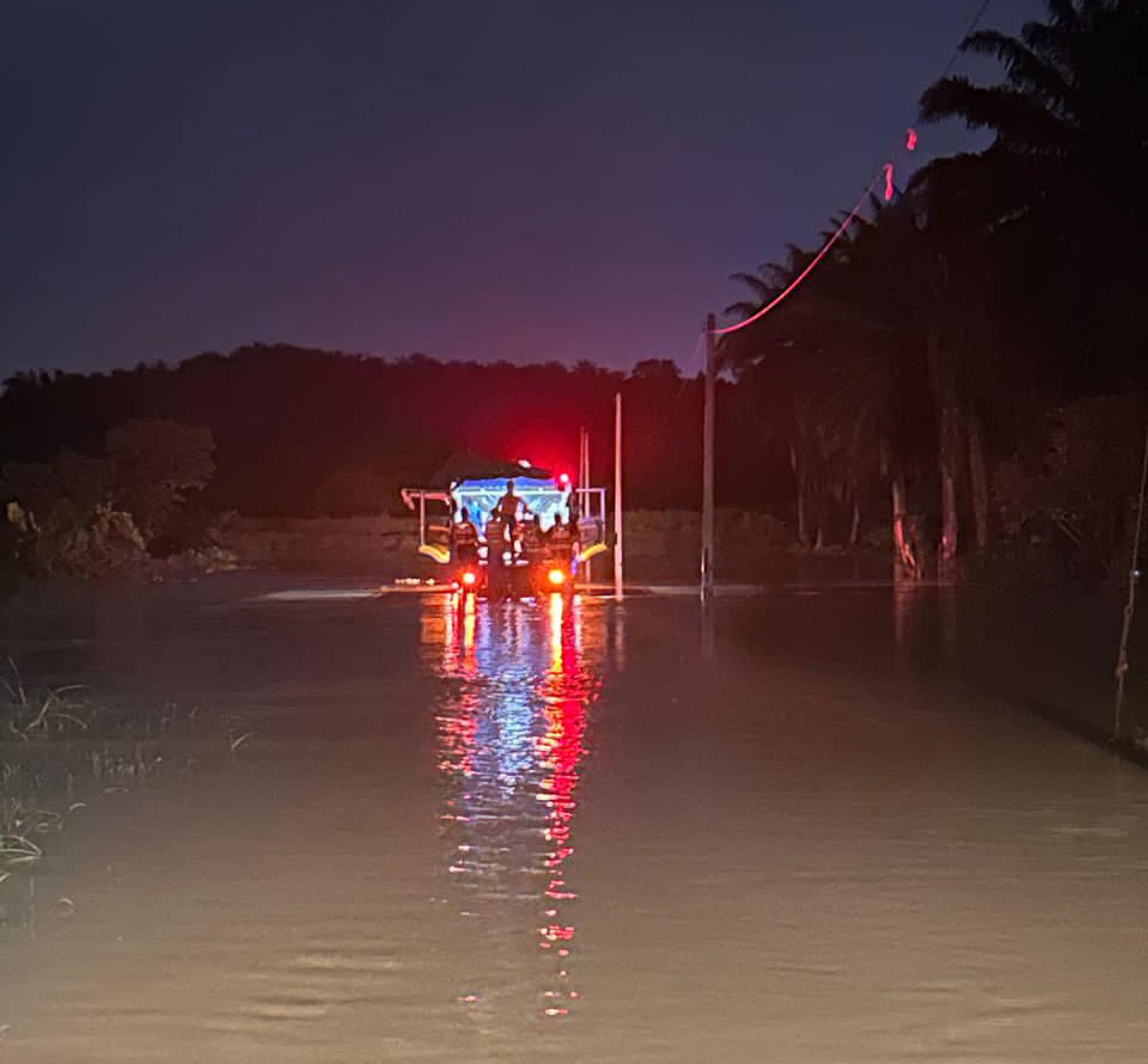 消拯队伍连夜展开搜寻工作。